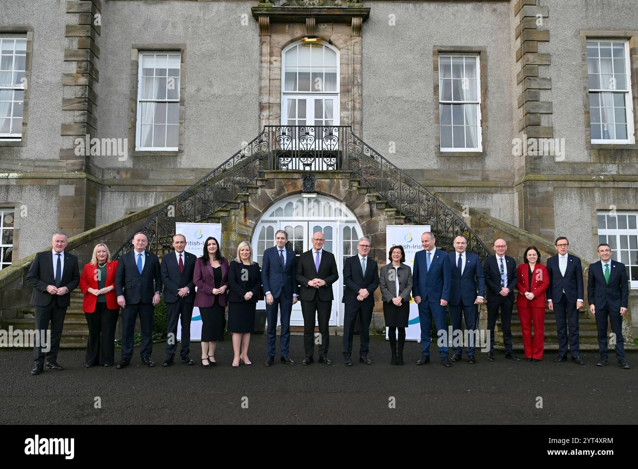 (Da sinistra a destra) Ministro dell'economia dell'Irlanda del Nord Conor Murphy, Segretario di Gabinetto del Galles per l'economia, l'energia e la pianificazione Rebecca Evans, Guernsey primo Ministro Lyndon Trott, Jersey primo Ministro Lyndon Farnham, vice primo Ministro dell'Irlanda del Nord Emma Little-Pengelly, primo Ministro dell'Irlanda del Nord Michelle o'Neill, Taoiseach Simon Harris, primo Ministro della Scozia John Swinney, primo Ministro Sir Keir Starmer, primo Ministro degli affari Esteri del Galles, Micheal, il Ministro della difesa per l'Irlanda il primo ministro dell'Isola di Man Alfre Foto Stock