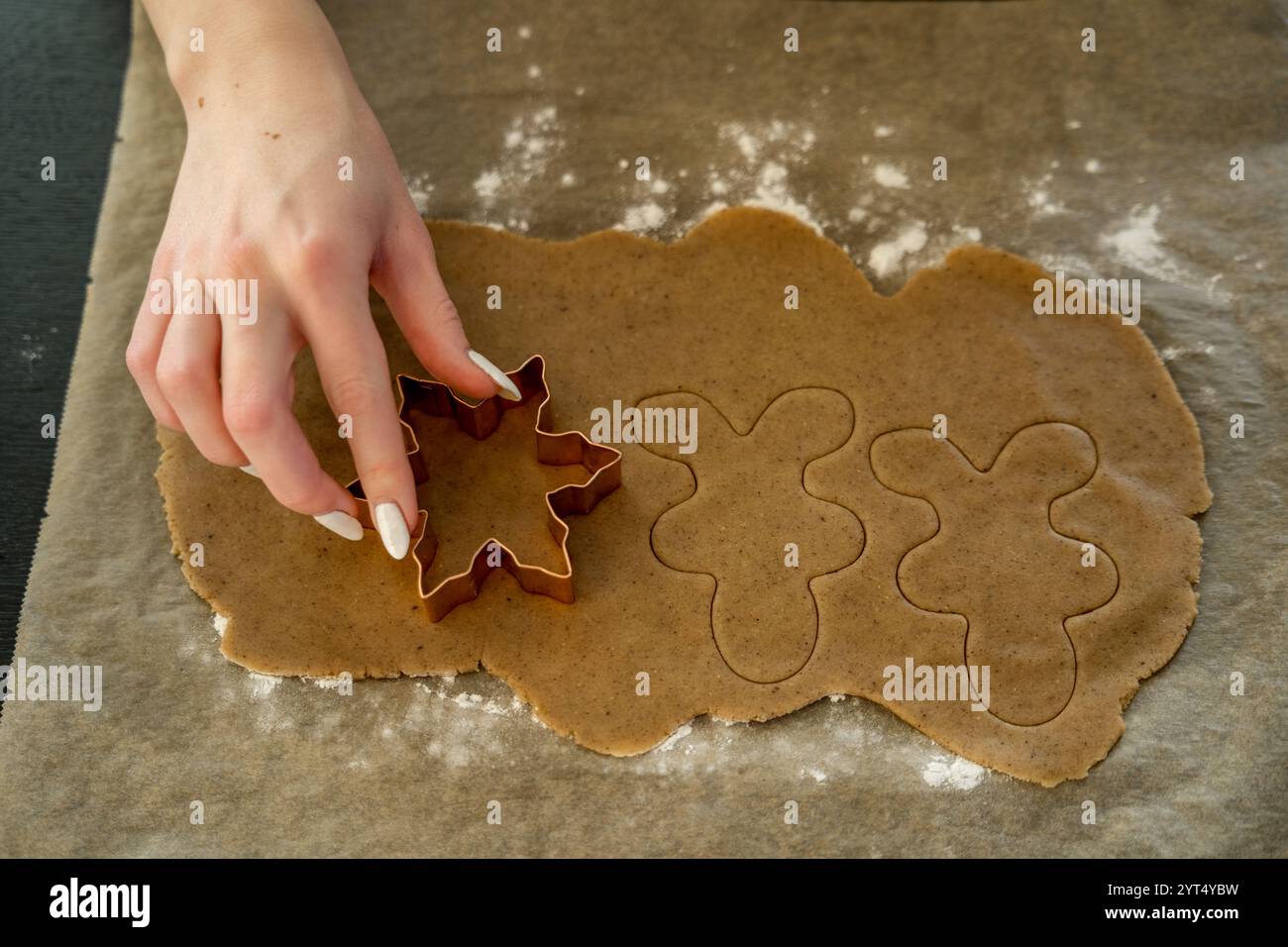 Creare forme di pan di zenzero per Natale Foto Stock