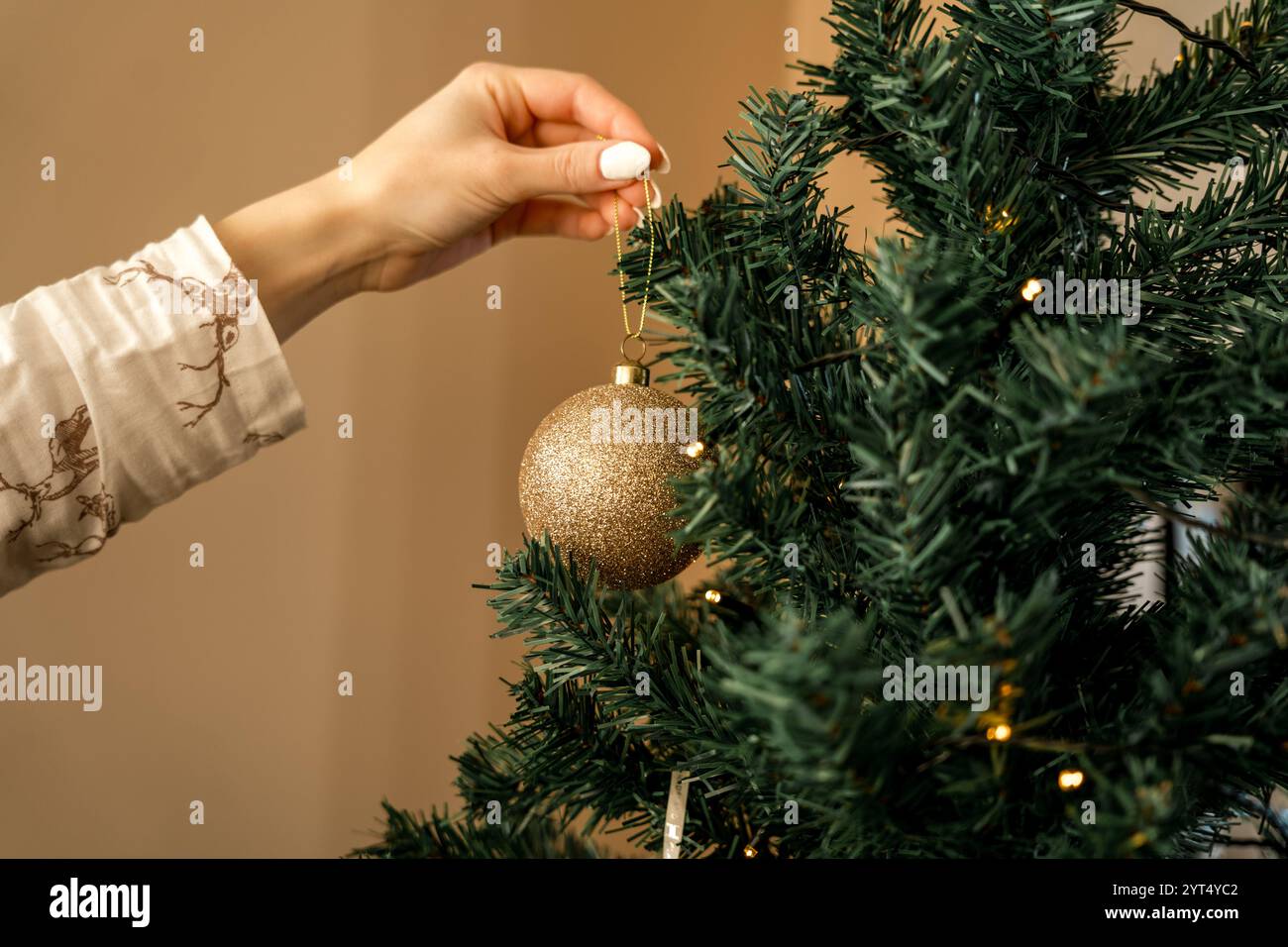 Decorazione dell'albero di Natale con ornamento d'oro Foto Stock