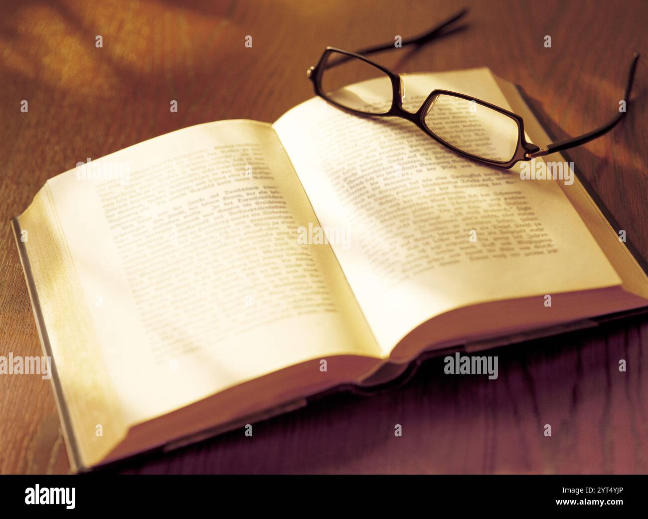 Bicchieri sopra al libro Foto Stock