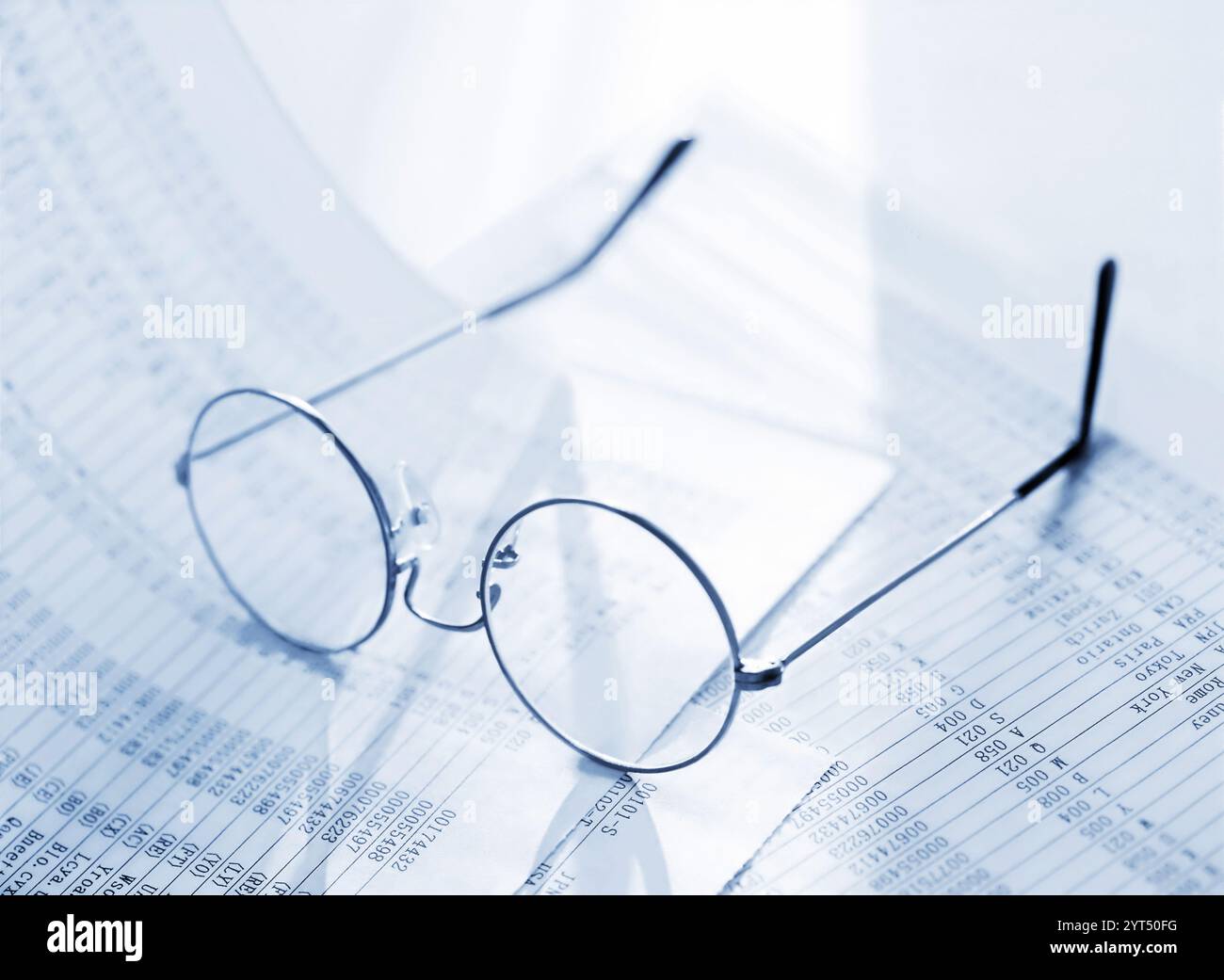 Occhiali e dati Foto Stock