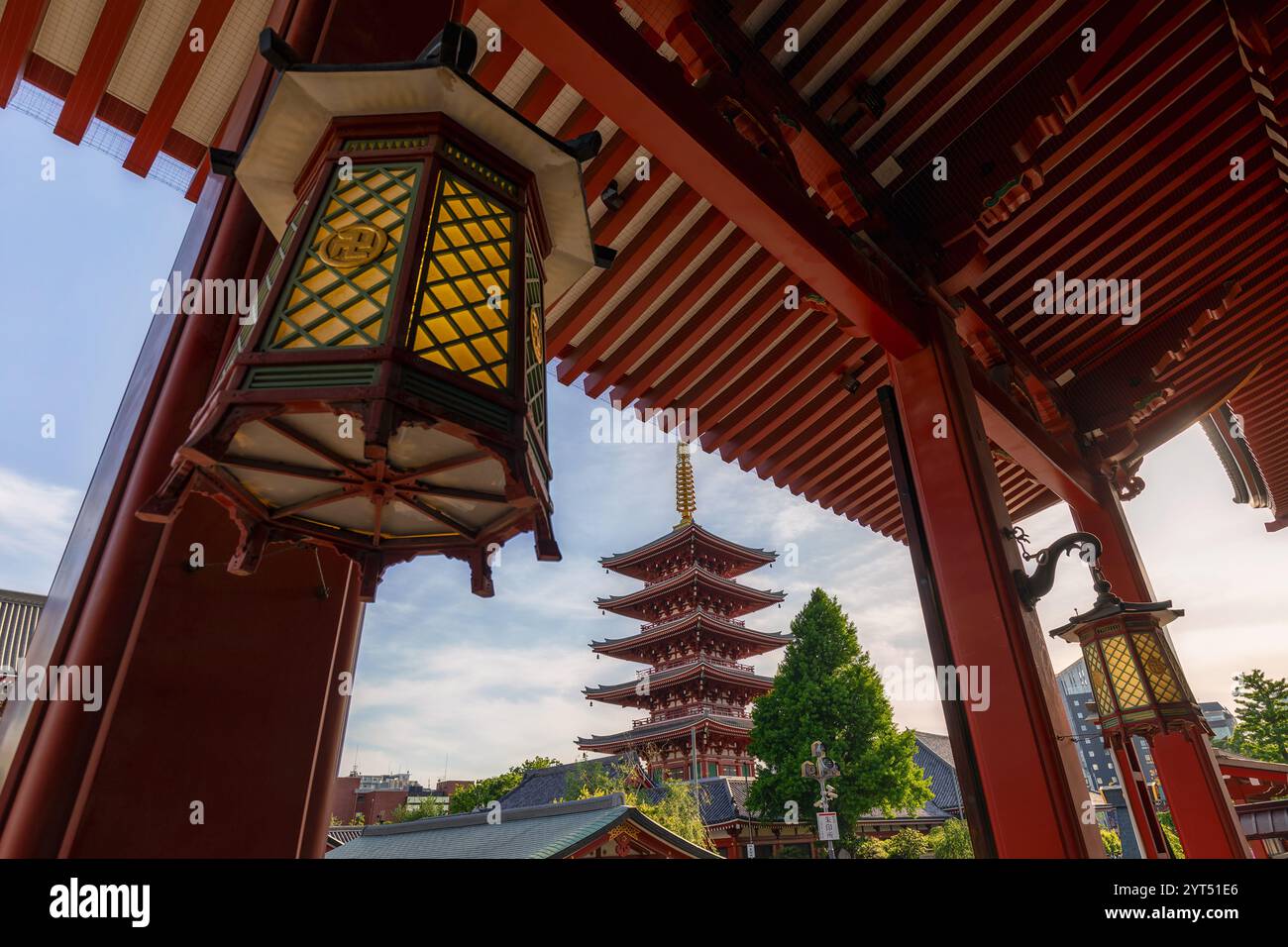 Senso-ji pagoda dal tempio di Tokyo Foto Stock