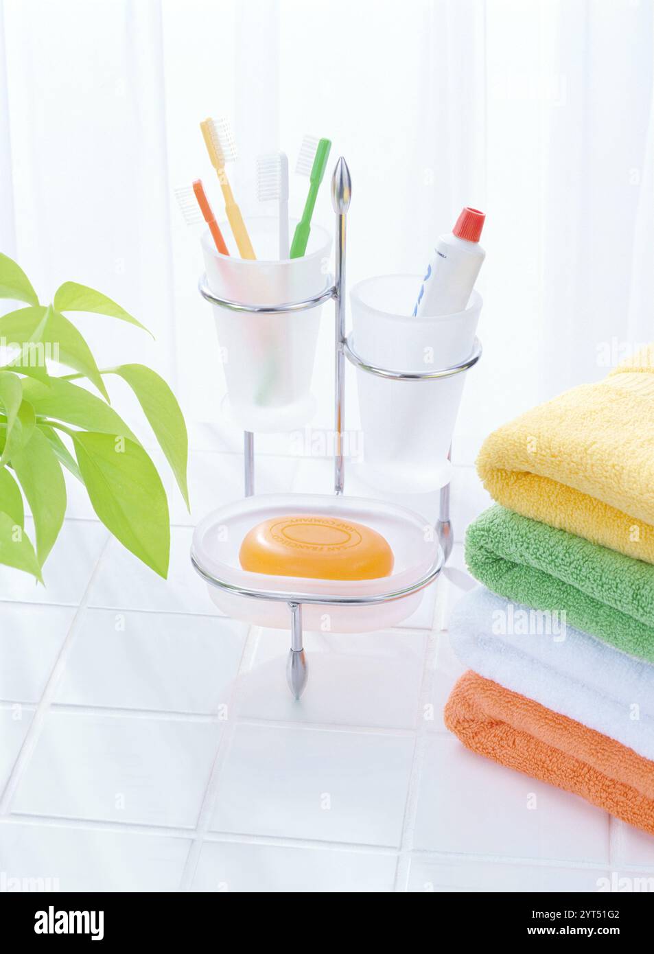 4 spazzolini da denti e 4 asciugamani colorati Foto Stock