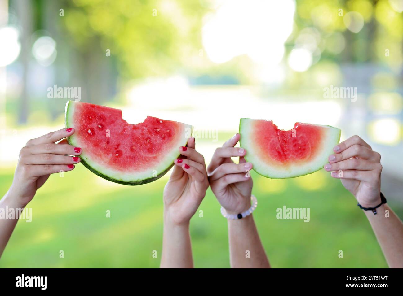 Rinfrescanti fette di anguria estive tenute all'aperto Foto Stock