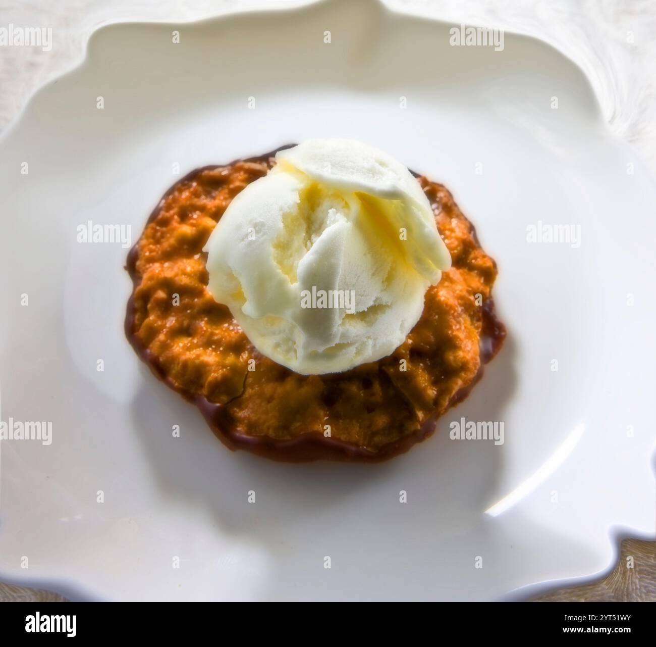 Biscotti al cioccolato con praline croccanti e gelato Foto Stock