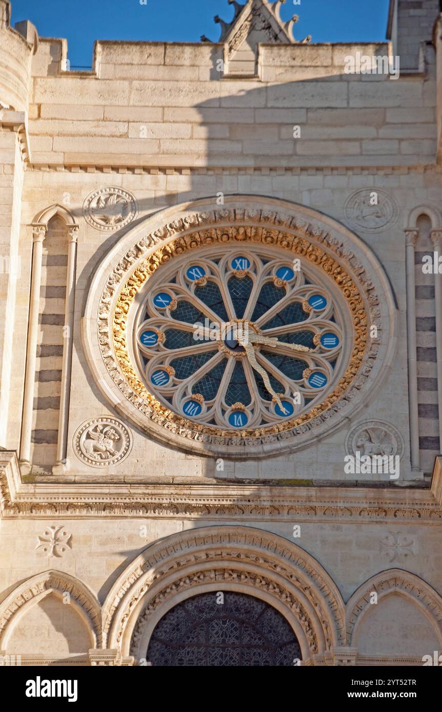 Orologio e vetrate colorate, Rose Window, Basilica-Cattedrale di St Denis, St Denis, Parigi, Francia - vetrate colorate splendidamente che danno molto Foto Stock