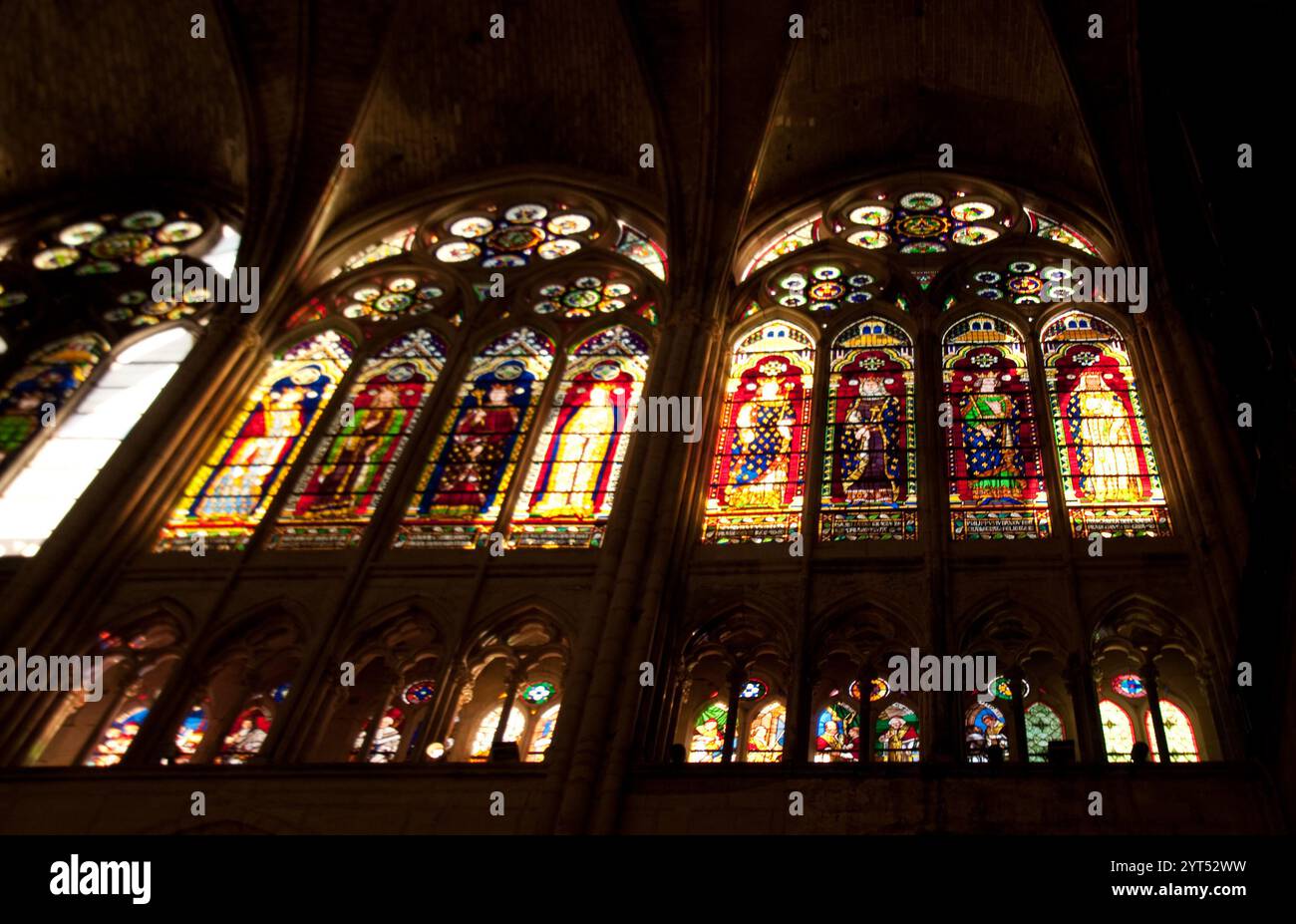 Vetrate colorate, la Basilica-Cattedrale di St Denis, St Denis, Parigi, Francia - vetrate colorate splendidamente, che danno molta luce e colore Foto Stock