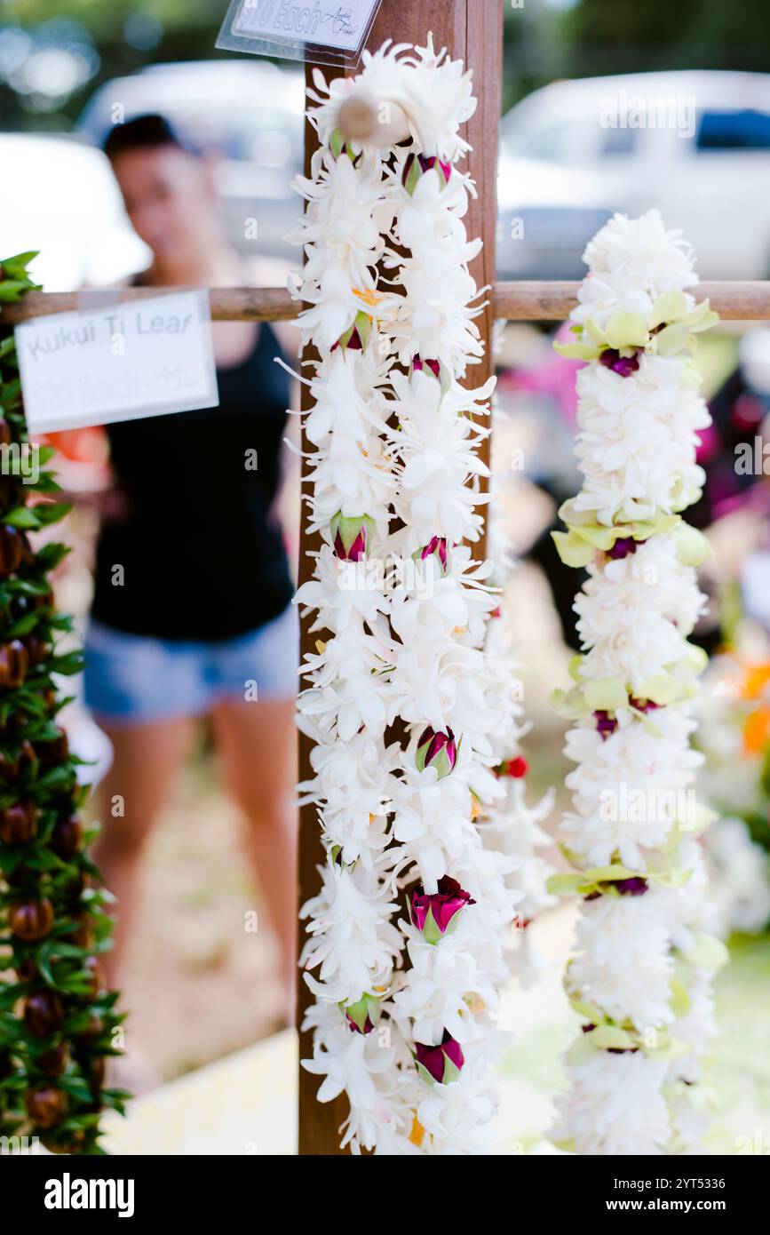 Fiori lei in vendita al mercato mattutino Foto Stock