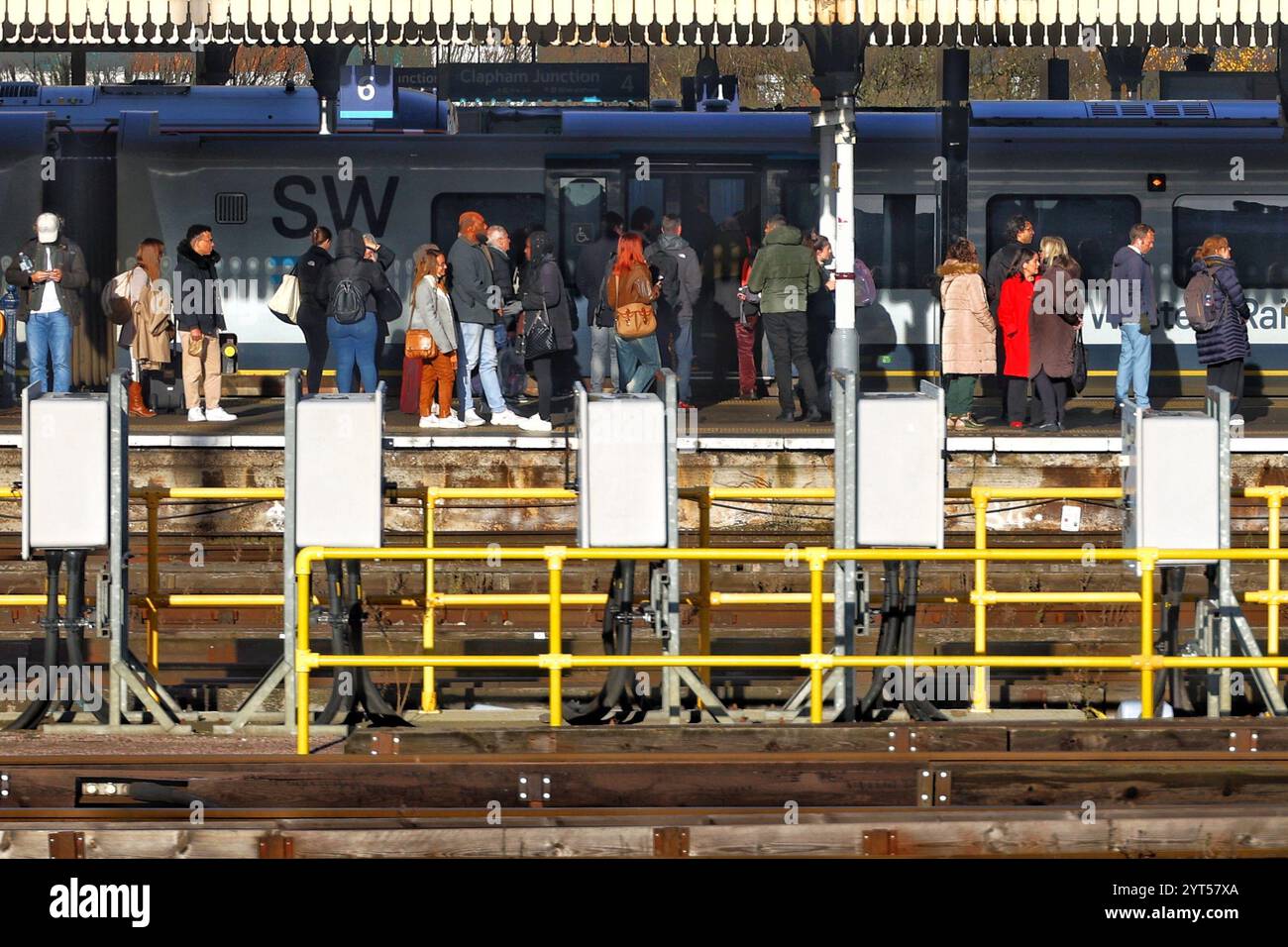 Clapham Junction, Londra, Regno Unito. 6 dicembre 2024. I passeggeri fanno la fila per i treni ferroviari nazionali a Clapham Junction, Londra, Regno Unito. La National Rail ha confermato che i treni sono in ritardo questa mattina a causa di un "difetto nazionale” di un sistema di comunicazione. Crediti: Nidpor/Alamy Live News Foto Stock