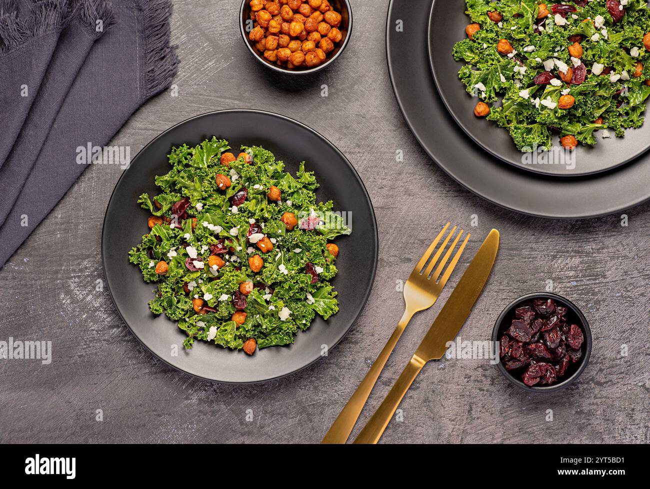 Fotografia gastronomica dell'insalata con ceci croccanti arrostiti, cavoli, mirtilli rossi secchi e formaggio di capra, pasto vegetariano, proteine vegetali, fibre alimentari Foto Stock