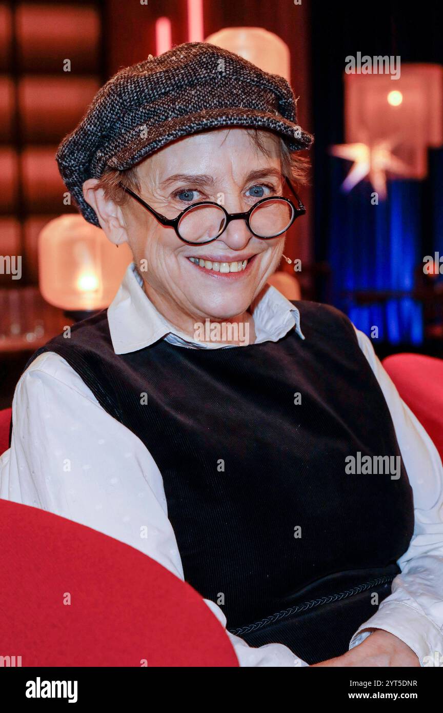 Katharina Thalbach bei der Aufzeichnung der WDR-Talkshow Kölner Treff im WDR Studio BS 3. Köln, 05.12.2024 *** Katharina Thalbach alla registrazione del talk show WDR Kölner Treff nel WDR Studio BS 3 Colonia, 05 12 2024 foto:XR.xSchmiegeltx/xFuturexImagex koelner_teff0512_4242 Foto Stock
