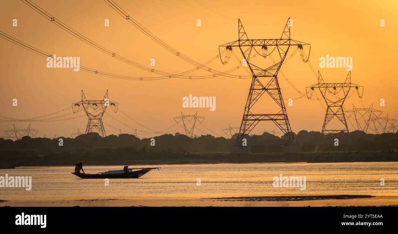 Alba dorata sul fiume Chenab: Tranquillità della natura nel Punjab Foto Stock
