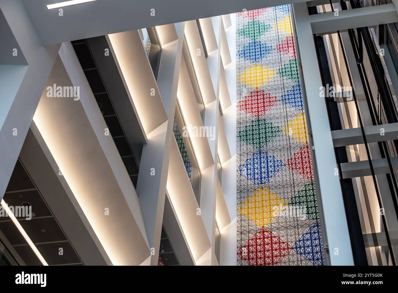 "Rhapsody in Four Colours" di Rasheed Araeen, atrio interno presso l'Aga Khan Centre di Kings Cross, Londra, Inghilterra Foto Stock