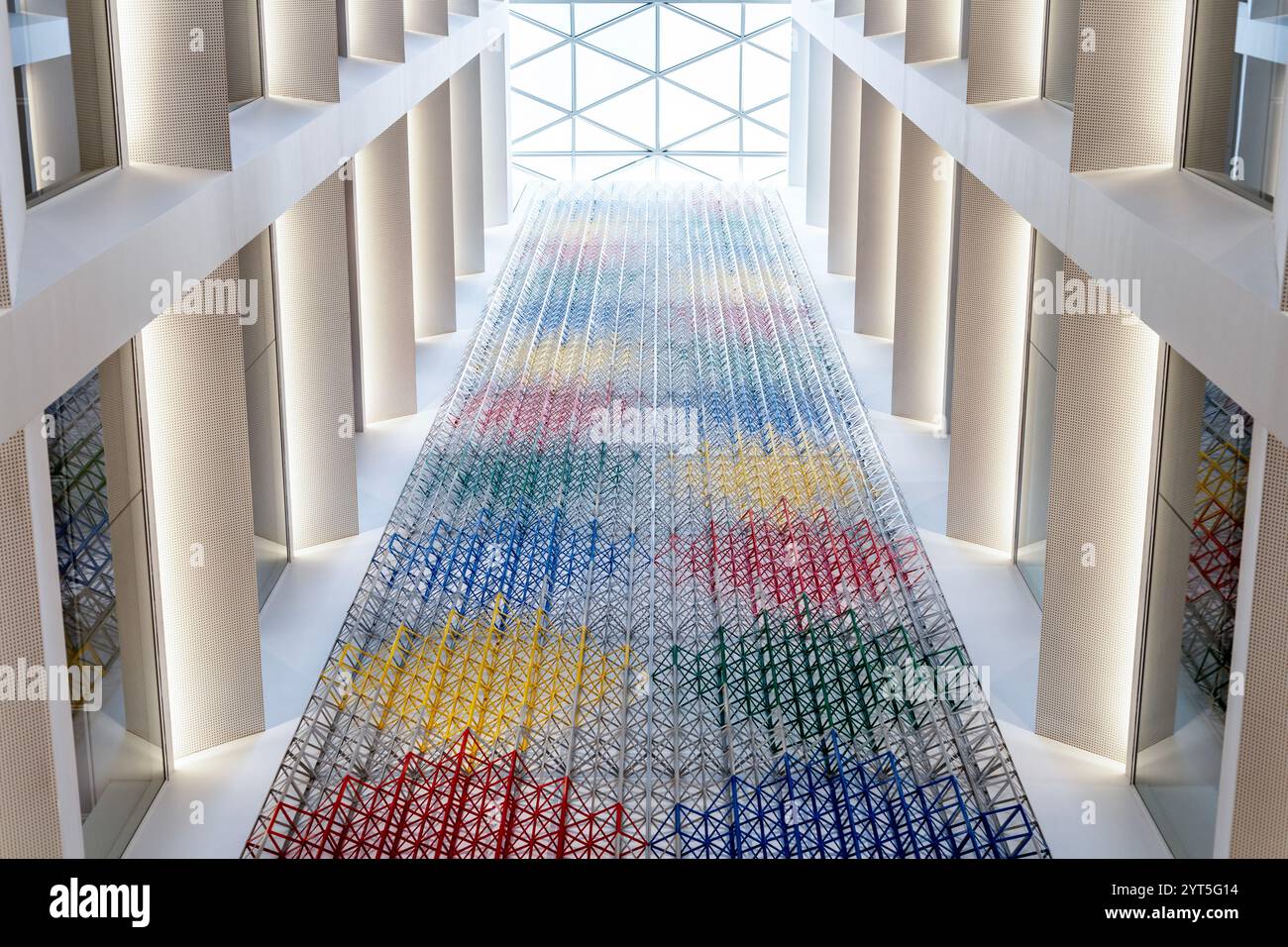 "Rhapsody in Four Colours" di Rasheed Araeen, atrio interno presso l'Aga Khan Centre di Kings Cross, Londra, Inghilterra Foto Stock
