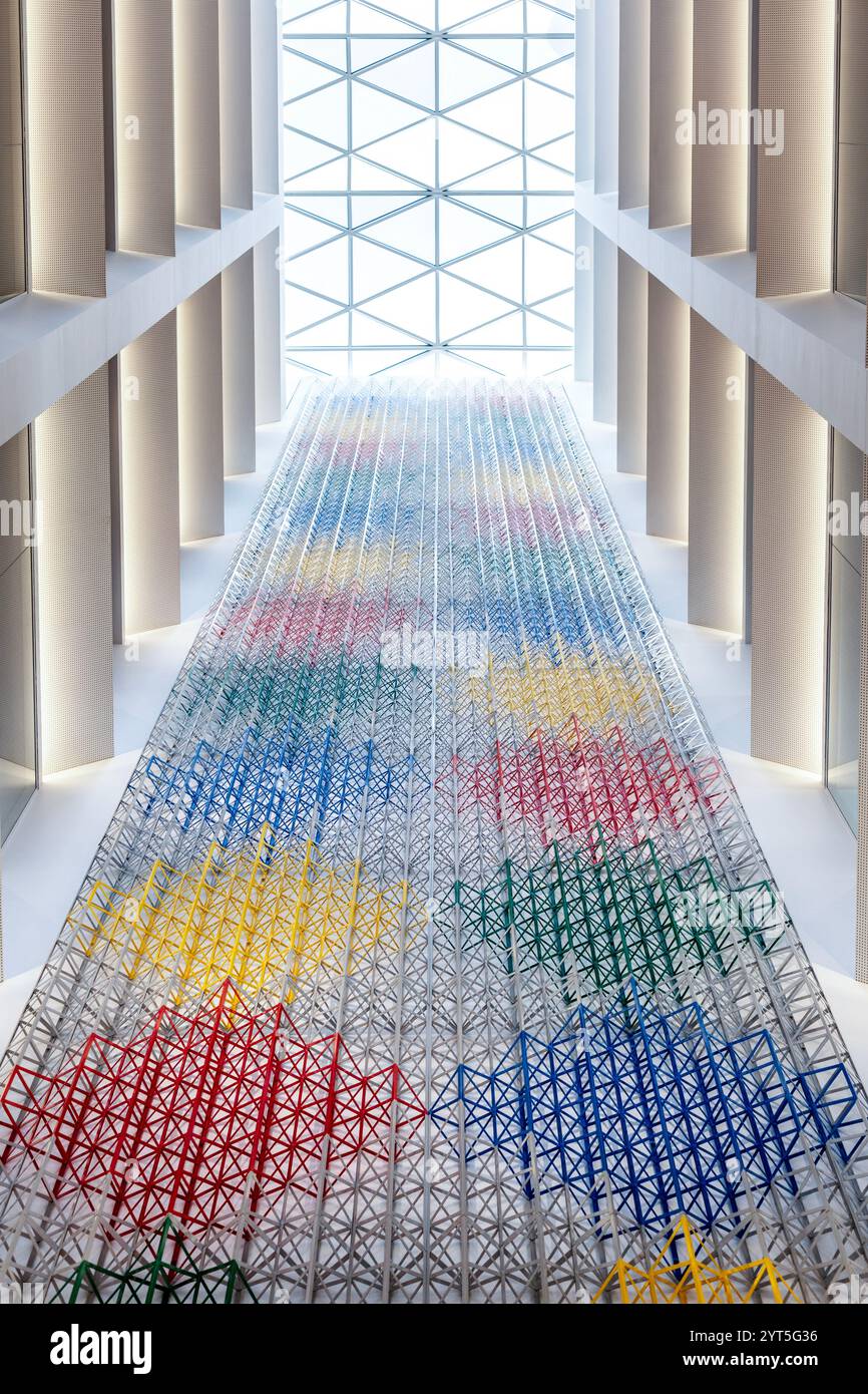 "Rhapsody in Four Colours" di Rasheed Araeen, atrio interno presso l'Aga Khan Centre di Kings Cross, Londra, Inghilterra Foto Stock