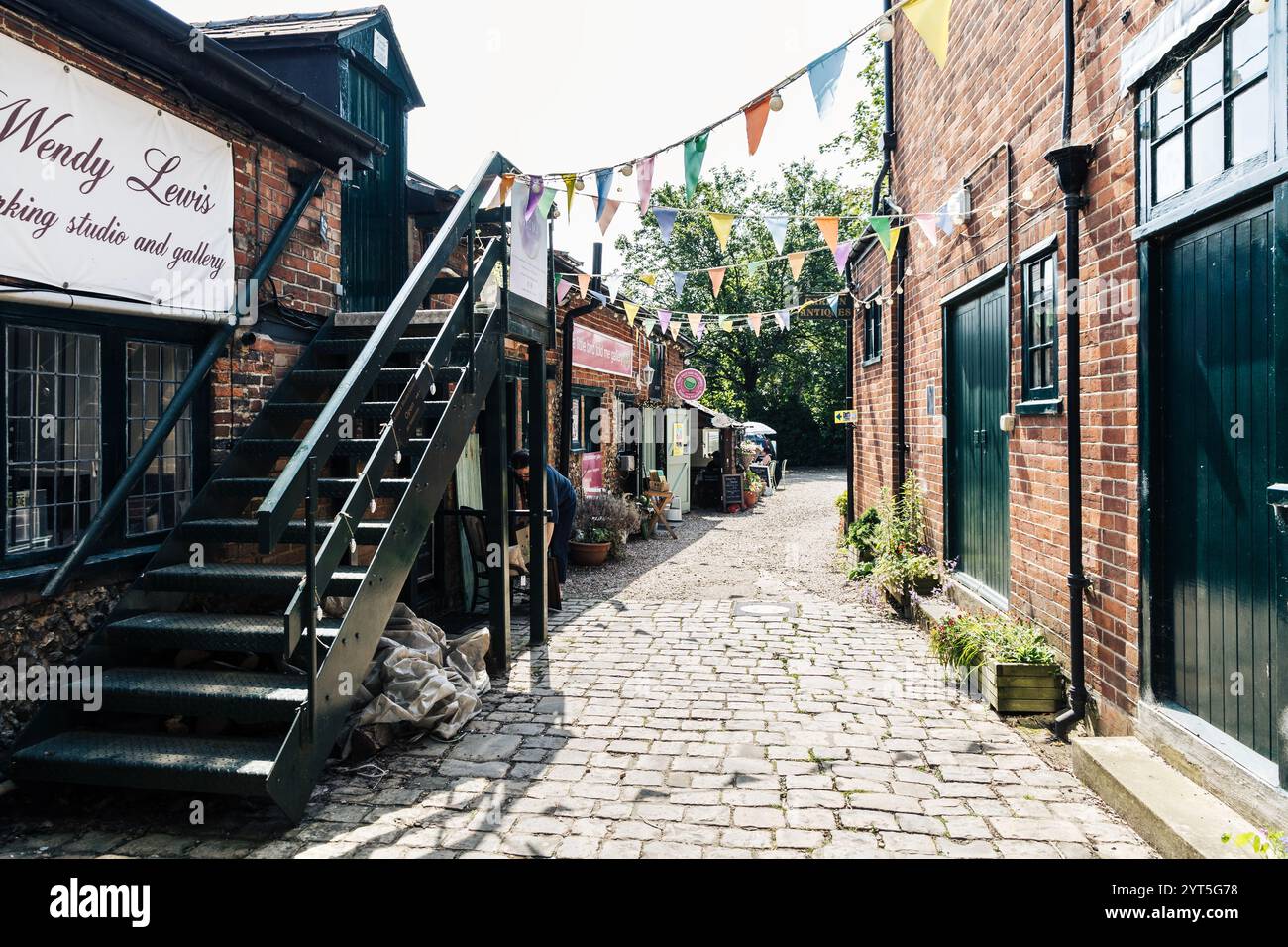 The Barn Courtyard con negozi e sala da tè, Wendover, Buckinghamshire, Inghilterra Foto Stock