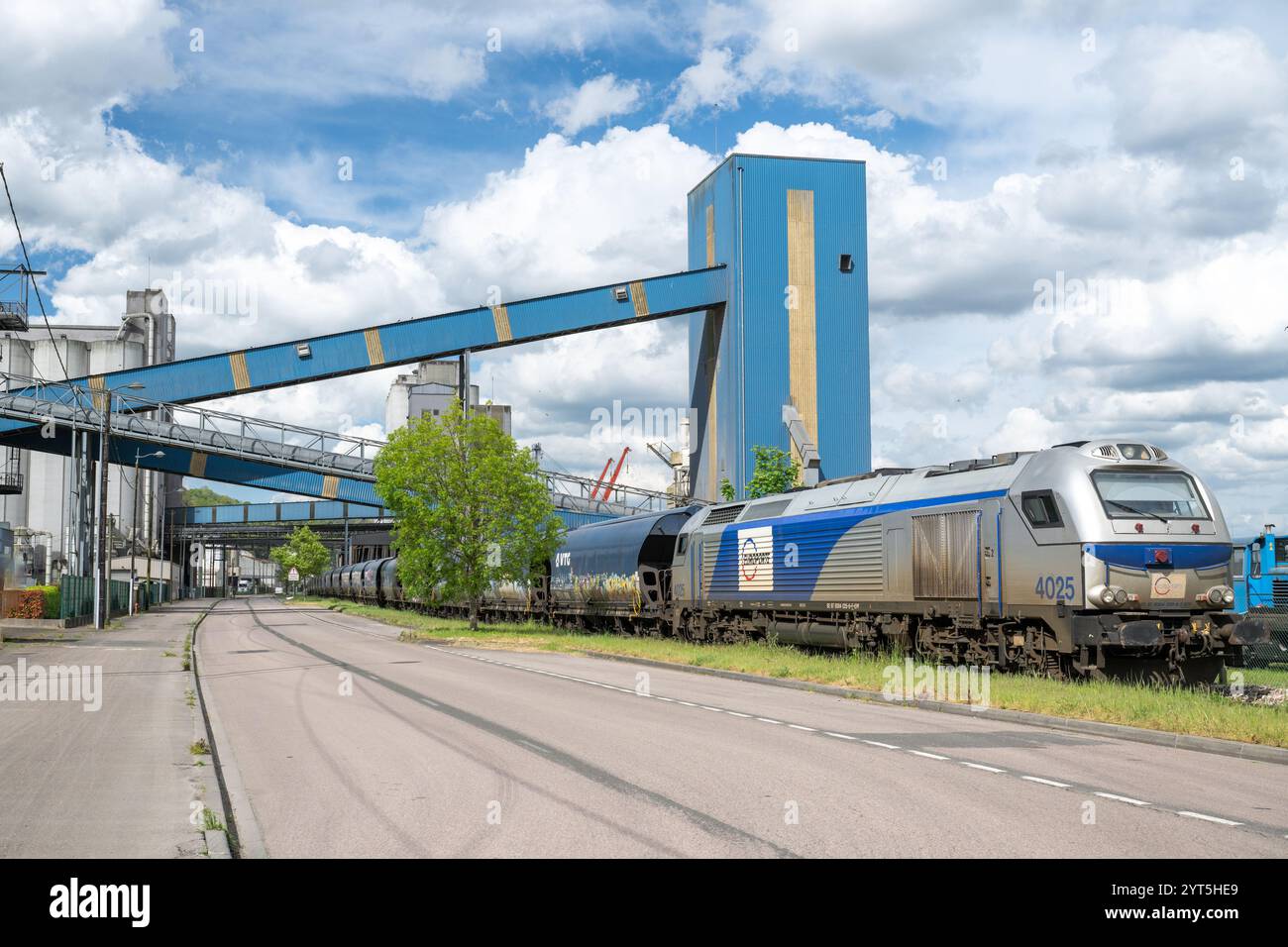 Trasporto ferroviario di merci: Treno merci di vagoni cerealicoli al silo Soufflet al porto di Rouen (Francia settentrionale), treno Europorte *** didascalia locale **** Foto Stock
