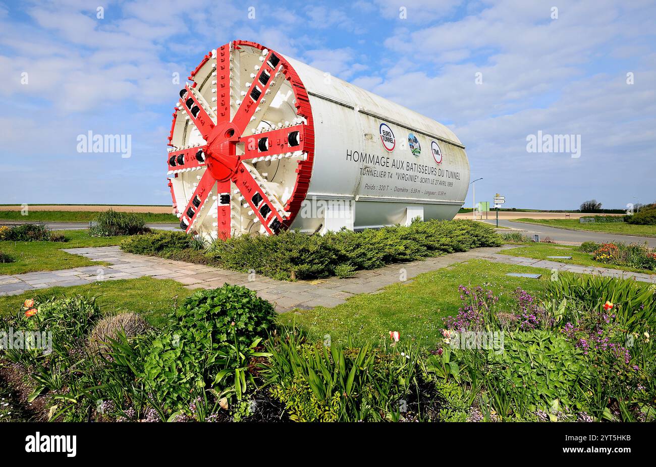 Alesatrice a tunnel (TBM) T4 Virginie utilizzata nella costruzione dell'Eurotunnel, esposta in una rotonda in omaggio ai costruttori del Chann Foto Stock