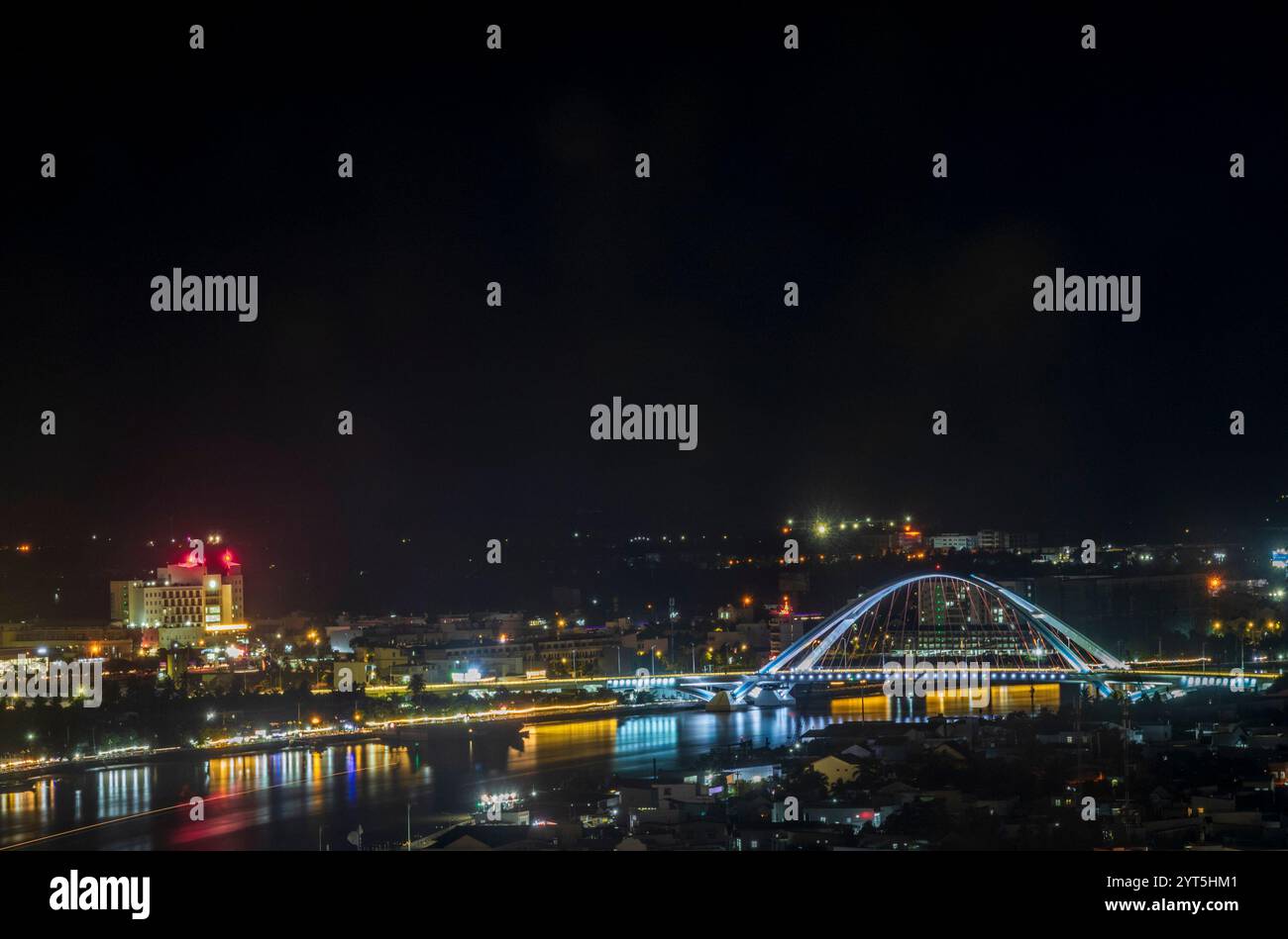 Il ponte sul fiume CAN Tho in Vietnam di notte con sentieri leggeri Foto Stock