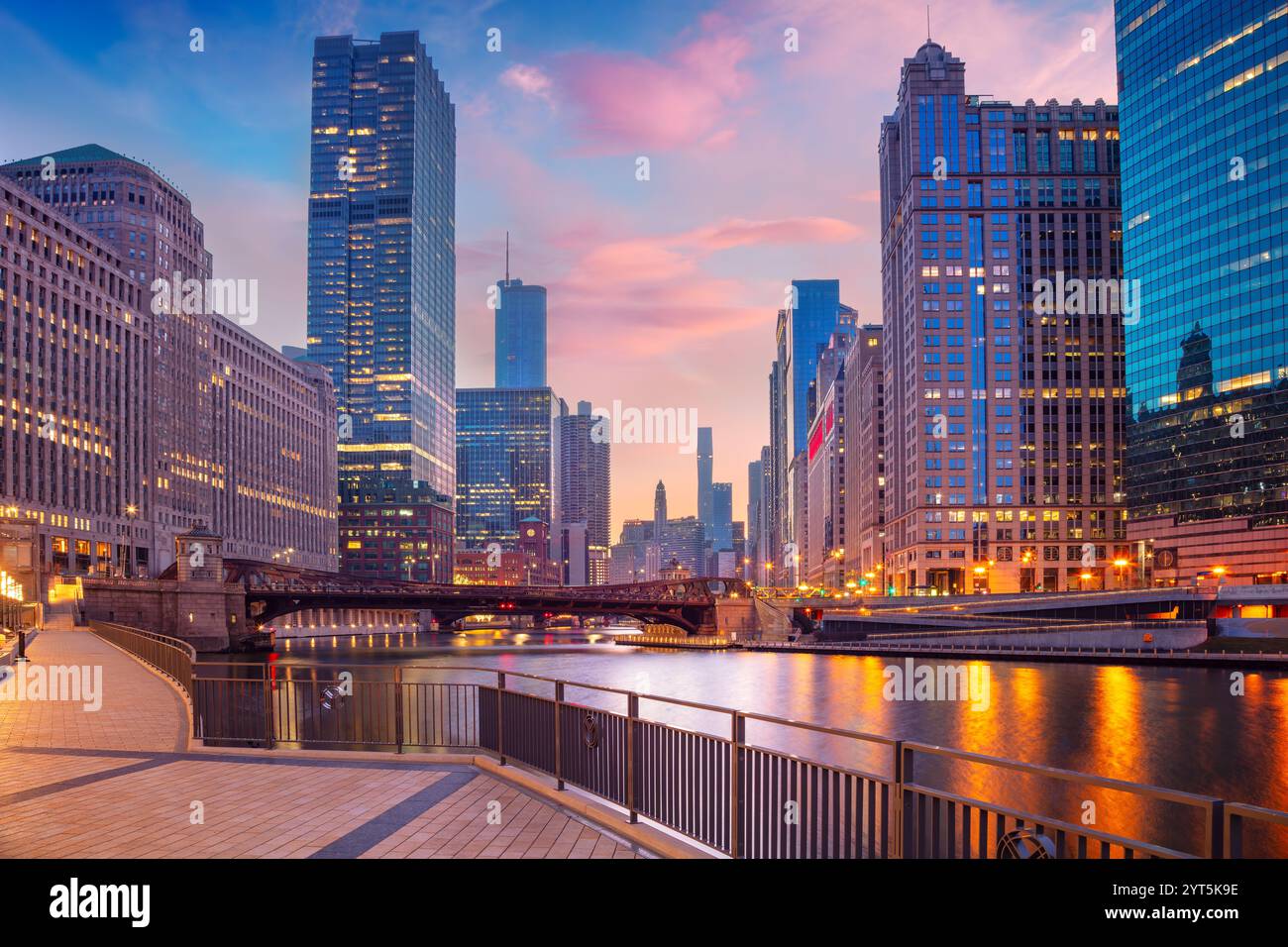 Chicago, Illinois, Stati Uniti. Immagine della città dello skyline di Chicago alla splendida alba primaverile. Foto Stock