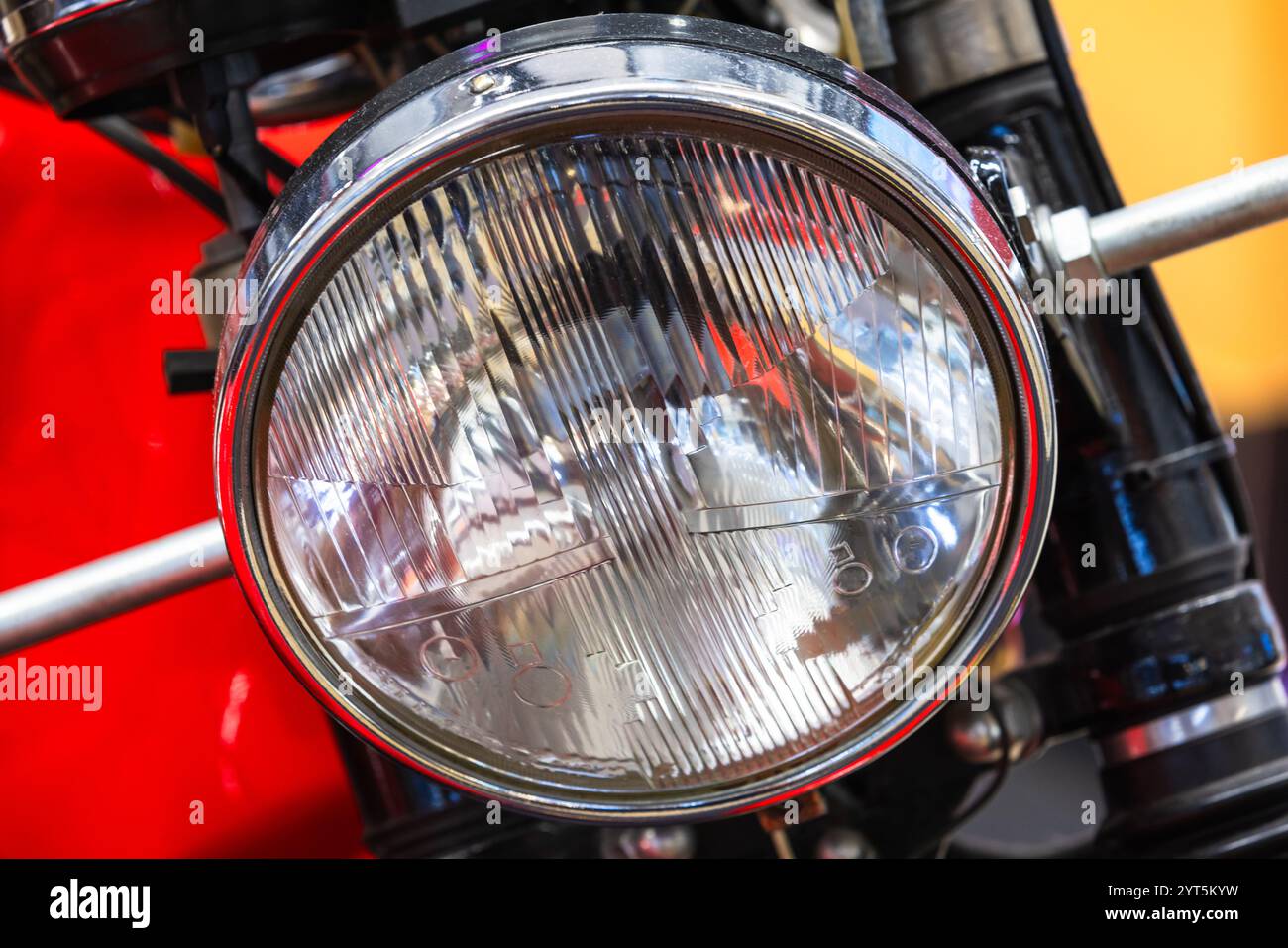 Faro anteriore rotondo della motocicletta da strada, foto ravvicinata con messa a fuoco morbida selettiva Foto Stock