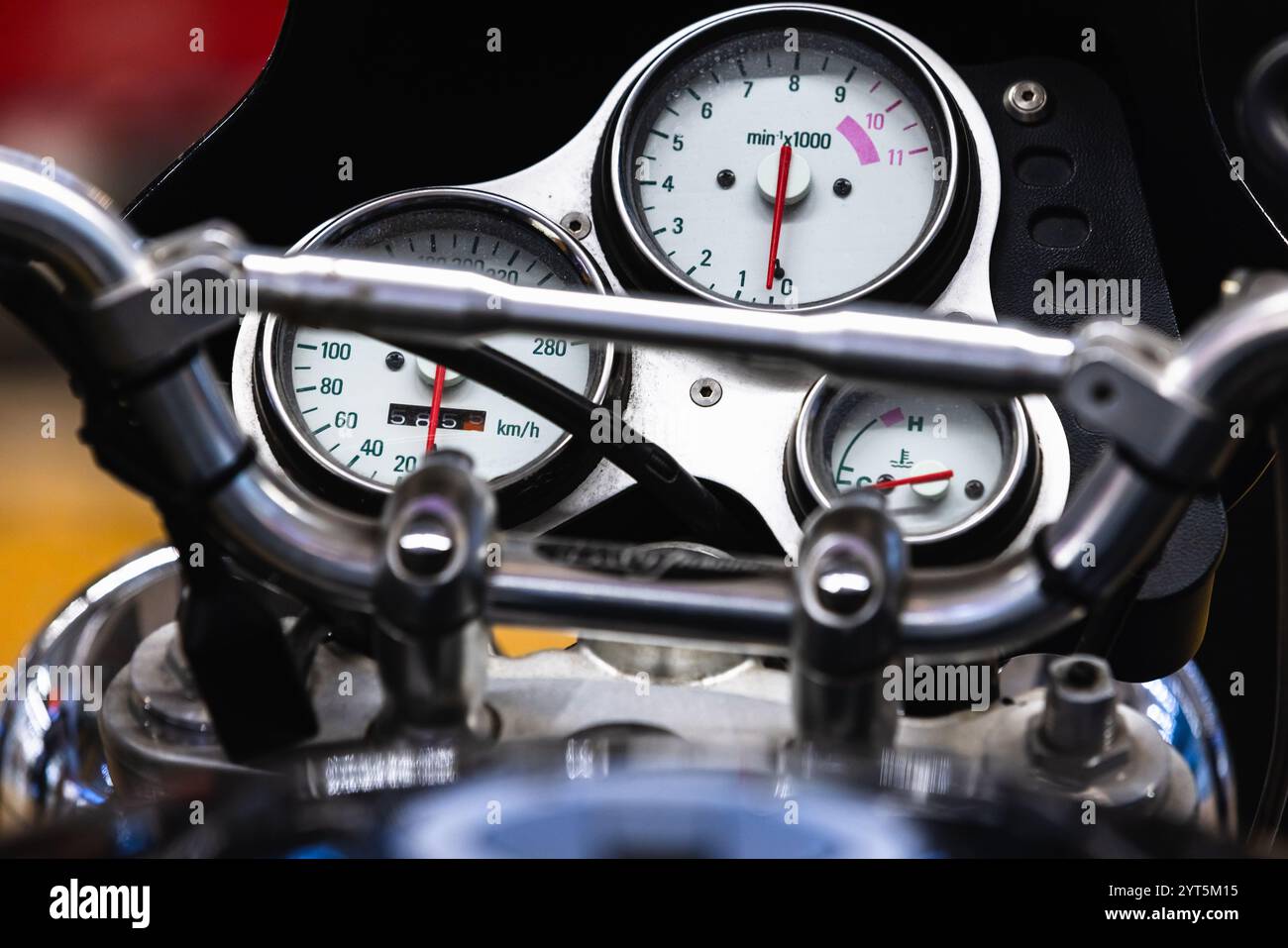 Cruscotto bianco per moto sportive analogiche con tachimetro, contagiri, contachilometri e indicatore carburante Foto Stock