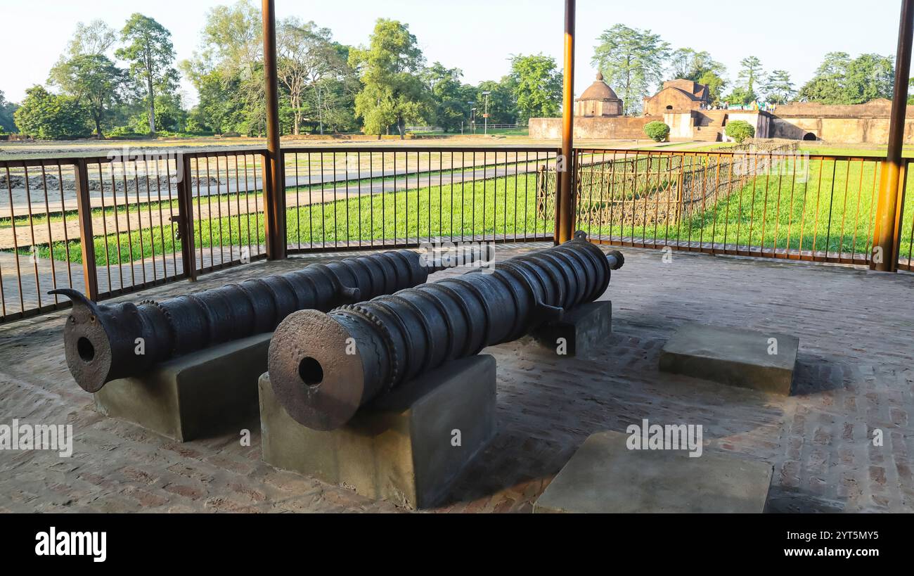 Mostra di cannoni del periodo Ahom a Talatal Ghar, Sivasagar, Assam, India. Foto Stock