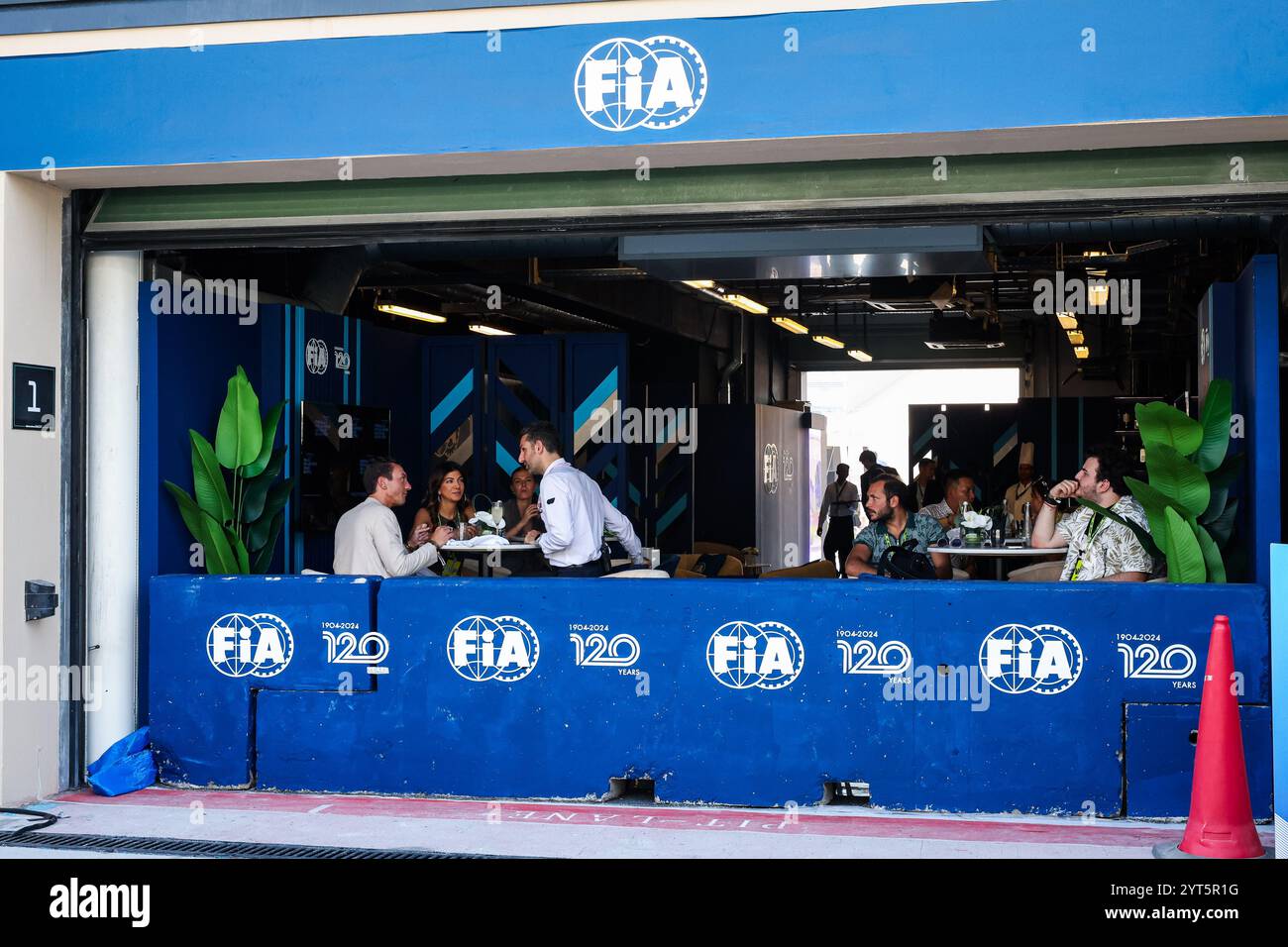 Abu Dhabi, Emirati Arabi Uniti. 6 dicembre 2024. Garage FIA VIP durante il Gran Premio di Formula 1 Etihad Airways Abu Dhabi 2024, 24° round del Campionato del mondo di Formula 1 2024 dal 6 all'8 dicembre 2024 sul circuito Yas Marina, ad Abu Dhabi, Emirati Arabi Uniti. Credito: Agenzia fotografica indipendente/Alamy Live News Foto Stock