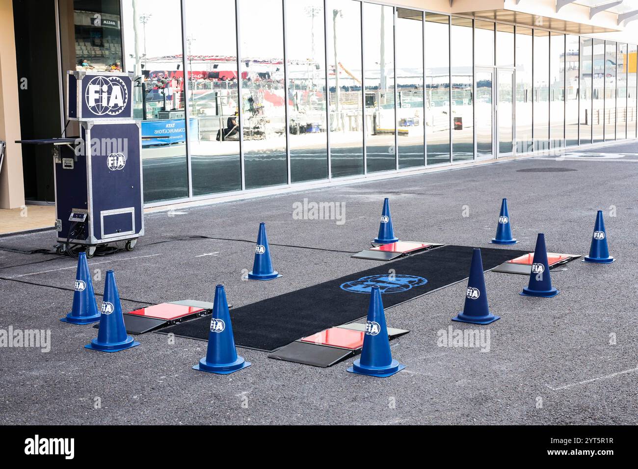 Abu Dhabi, Emirati Arabi Uniti. 6 dicembre 2024. Scrutinio della FIA, per pesare le vetture, durante la Formula 1 Etihad Airways Abu Dhabi Grand Prix 2024, 24° round del Campionato del mondo di Formula 1 2024 dal 6 all'8 dicembre 2024 sul circuito Yas Marina, ad Abu Dhabi, Emirati Arabi Uniti. Credito: Agenzia fotografica indipendente/Alamy Live News Foto Stock