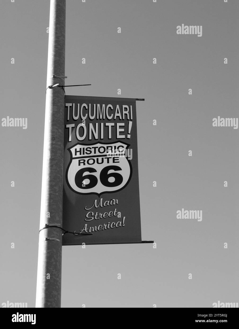 L'iconico "Tucumcari Tonight!" Segui le indicazioni per la storica Route 66 a Tucumcari, New Mexico, Stati Uniti. Foto Stock