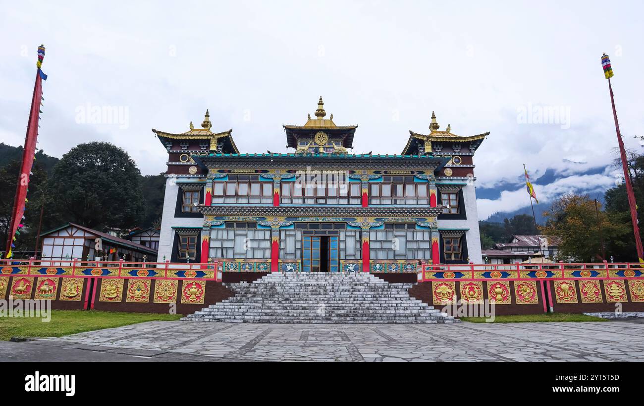 Facciata anteriore del monastero di Khinmey Nyingma vicino alla città di Tawang, Tawang, Arunachal Pradesh, India. Foto Stock