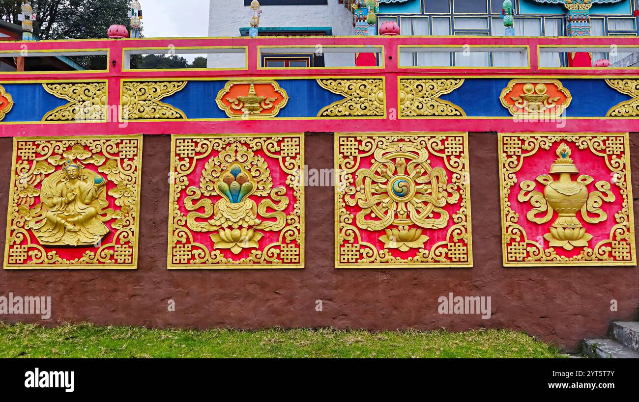 Dettagliate incisioni di sacri simboli buddisti che adornano le pareti del monastero di Khinmey Nyingma, Tawang, Arunachal Pradesh, India. Foto Stock