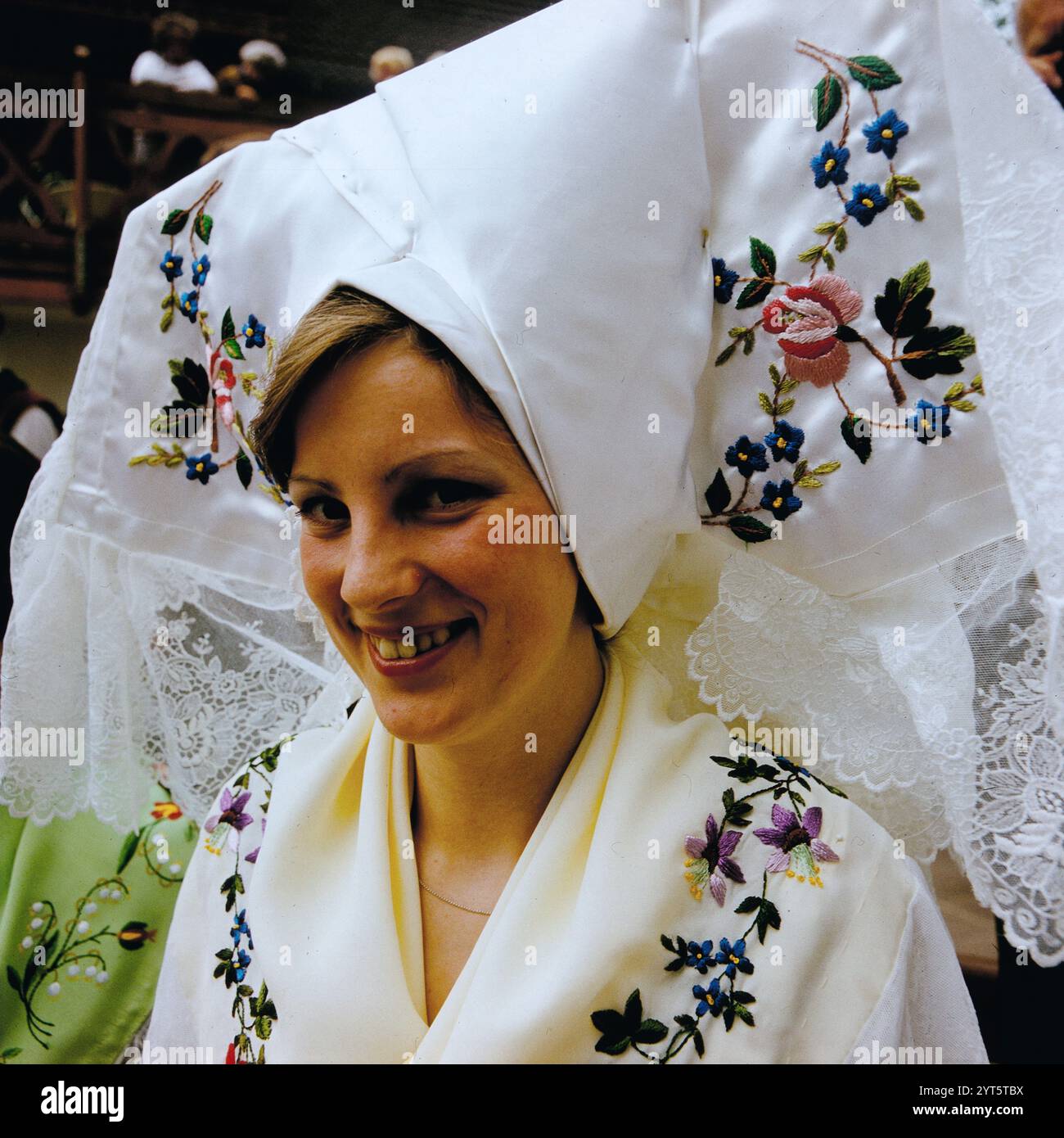Eine Frau in traditionellem Spreewälder Gewand, Spreewald Tracht, vermutlich im Rahmen des Lübbenauer Spreewaldfestes (?), DDR um 1975. Foto Stock