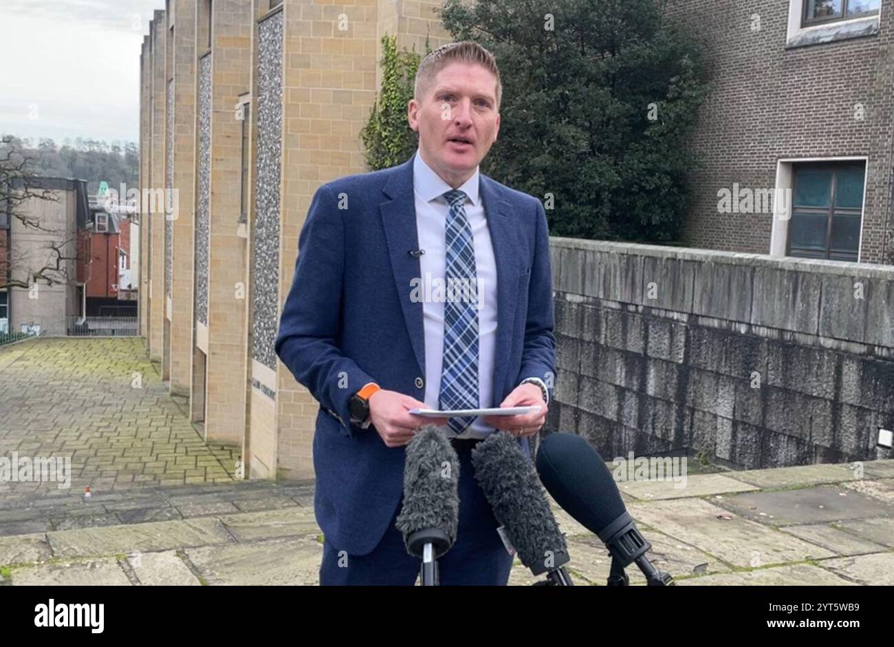 L'ispettore capo Phil Walker, della Major Crime Investigation Team, parla ai media fuori dalla stazione di polizia di Wiltshire, Hampshire, dopo che Hongchi Xiao è stato condannato alla Corte Corona di Winchester, a 10 anni di prigione per omicidio colposo di Danielle Carr-Gomm, 71 anni, morta nel suo laboratorio di terapia alternativa nel Wilshire. Data foto: Venerdì 6 dicembre 2024. Foto Stock