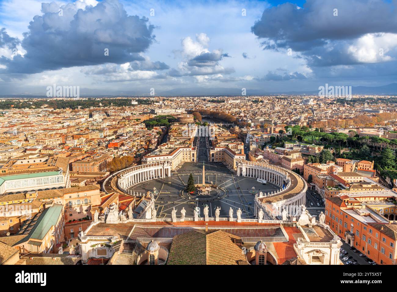 Città del Vaticano con vista su Piazza San Pietro circondata da Roma, Italia. Foto Stock