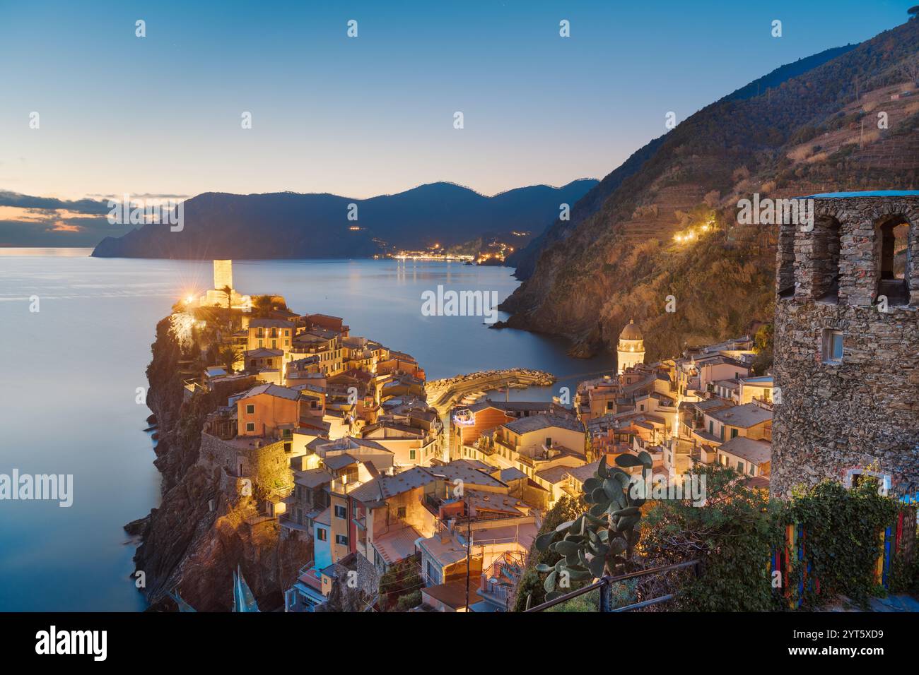 Vernazza, la Spezia, Liguria, Italia nella regione delle cinque Terre al tramonto. Foto Stock