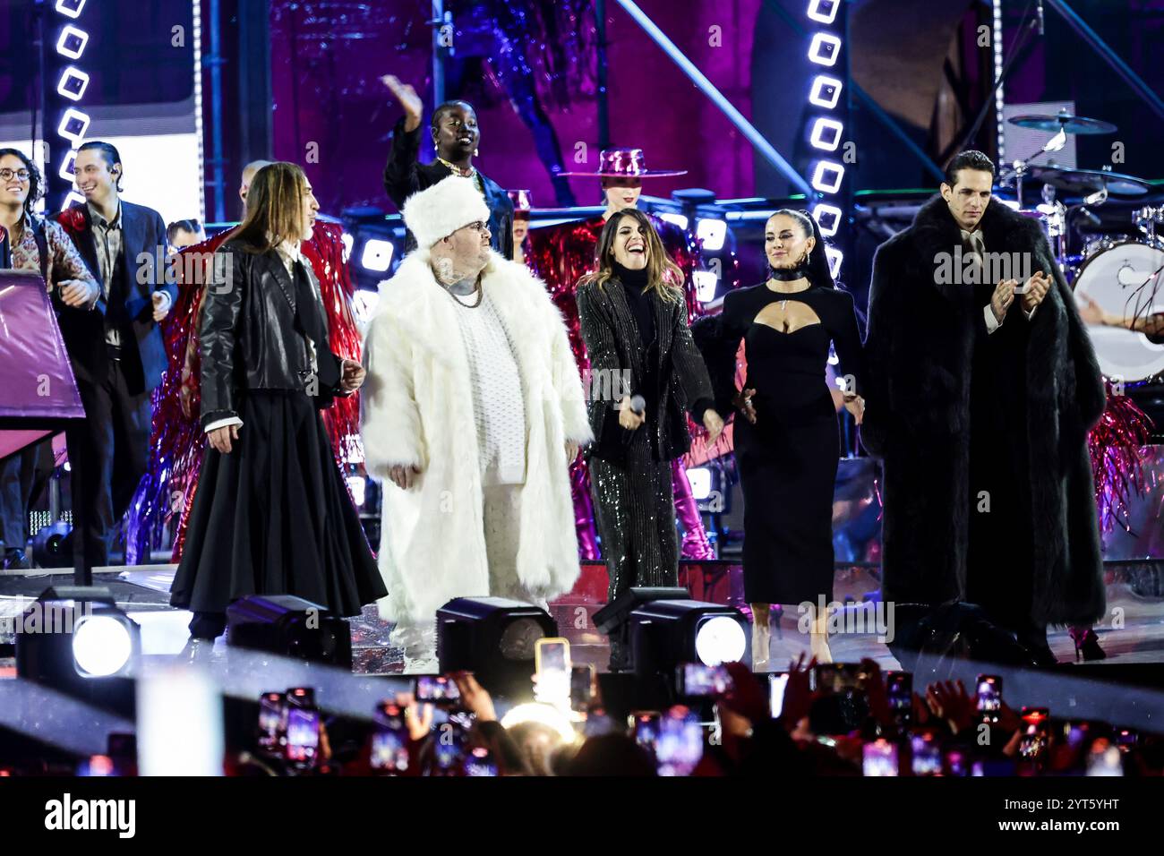 Napoli, Italia. 5 dicembre 2024. Manuel Agnelli, Jake la Furia, Giorgia, Paola Lezzi, Achille Lauro durante lo spettacolo finale di X Factor in Piazza del Plebiscito a Napoli il 5 dicembre 2024 (foto di Alessandro Garofalo/LaPresse) crediti: LaPresse/Alamy Live News Foto Stock