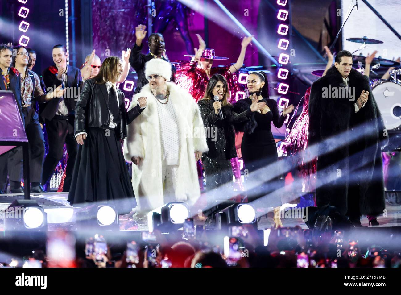 Napoli, Italia. 5 dicembre 2024. Manuel Agnelli, Jake la Furia, Giorgia, Paola Lezzi, Achille Lauro durante lo spettacolo finale di X Factor in Piazza del Plebiscito a Napoli il 5 dicembre 2024 (foto di Alessandro Garofalo/LaPresse) crediti: LaPresse/Alamy Live News Foto Stock