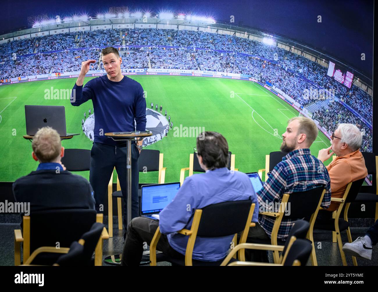 Malmo, Svezia. 6 dicembre 2024. Niklas Moisander dell'MFF alla conferenza stampa di venerdì allo stadio Eleda di Malmö. Moisander annuncia alla conferenza stampa che sta per terminare la sua carriera a causa di un infortunio al ginocchio. Foto: Johan Nilsson/TT/codice 50090 credito: TT News Agency/Alamy Live News Foto Stock