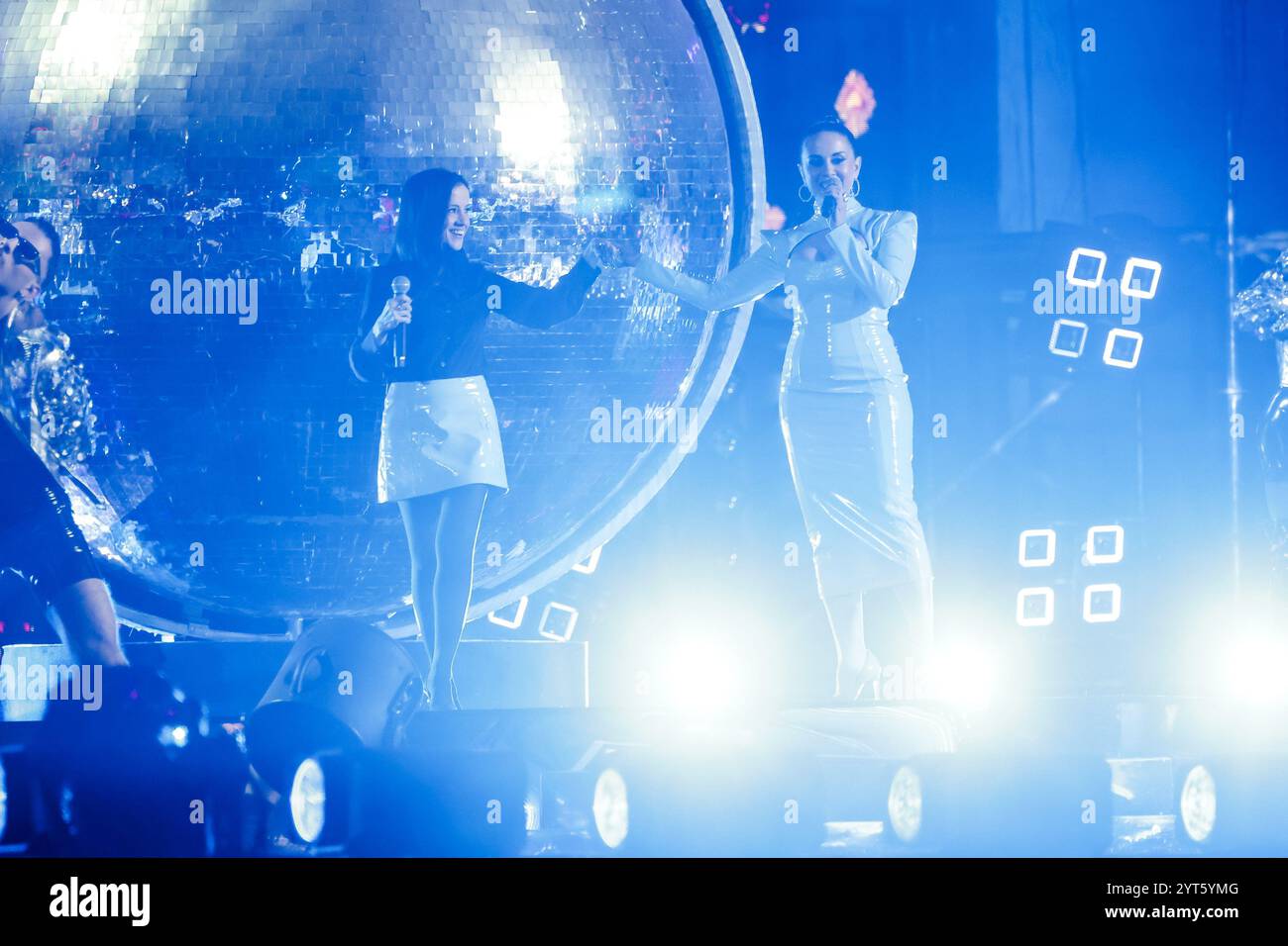 Napoli, Italia. 5 dicembre 2024. Paola Lezzi durante lo spettacolo finale di X Factor in Piazza del Plebiscito a Napoli il 5 dicembre 2024 (foto di Alessandro Garofalo/LaPresse) crediti: LaPresse/Alamy Live News Foto Stock