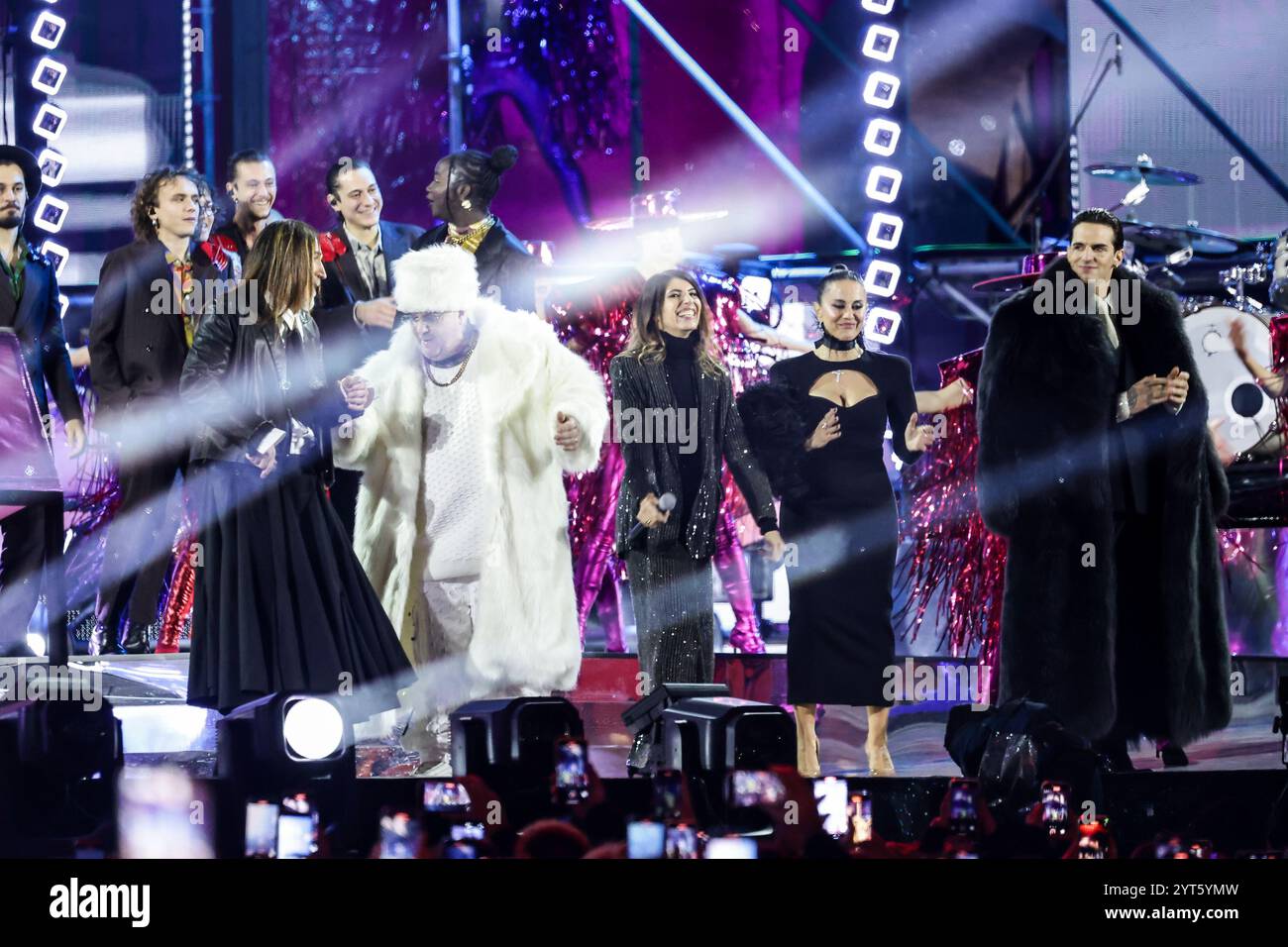 Napoli, Italia. 5 dicembre 2024. Manuel Agnelli, Jake la Furia, Giorgia, Paola Lezzi, Achille Lauro durante lo spettacolo finale di X Factor in Piazza del Plebiscito a Napoli il 5 dicembre 2024 (foto di Alessandro Garofalo/LaPresse) crediti: LaPresse/Alamy Live News Foto Stock