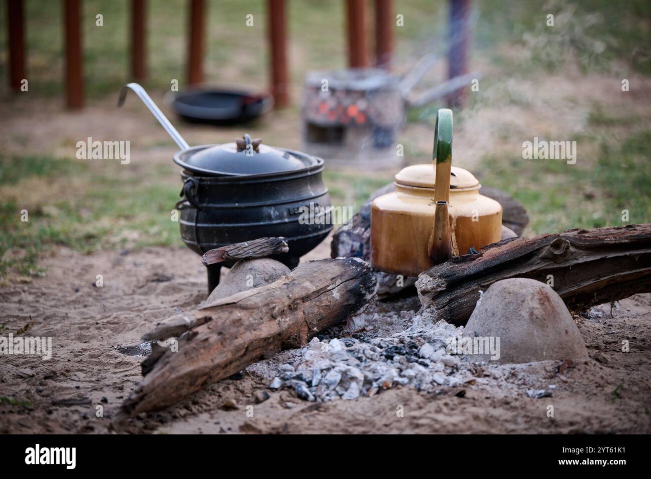 Pentole in fiamme, colazione a Tena Tena Tena Ten Camp presso il fiume Luangwa, South Luangwa National Park, Mfuwe, Zambia, Africa Foto Stock