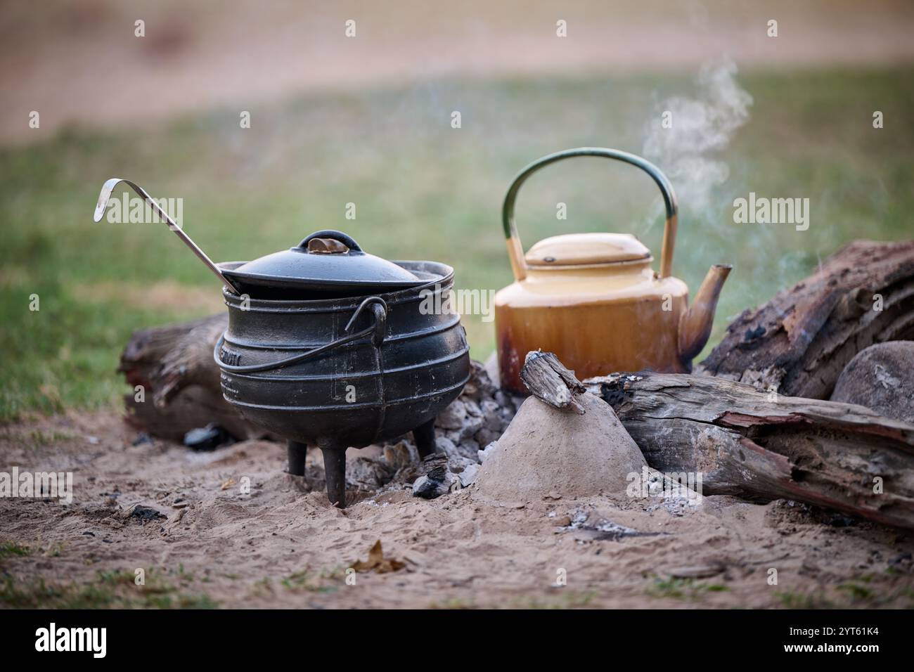Pentole in fiamme, colazione a Tena Tena Tena Ten Camp presso il fiume Luangwa, South Luangwa National Park, Mfuwe, Zambia, Africa Foto Stock