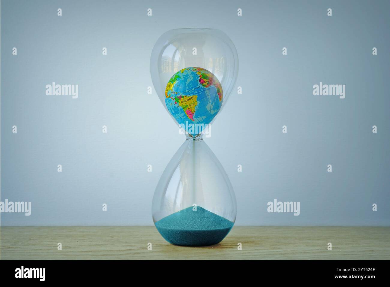 Pianeta Terra in clessidra - ecologia, il riscaldamento globale e i cambiamenti climatici concept Foto Stock