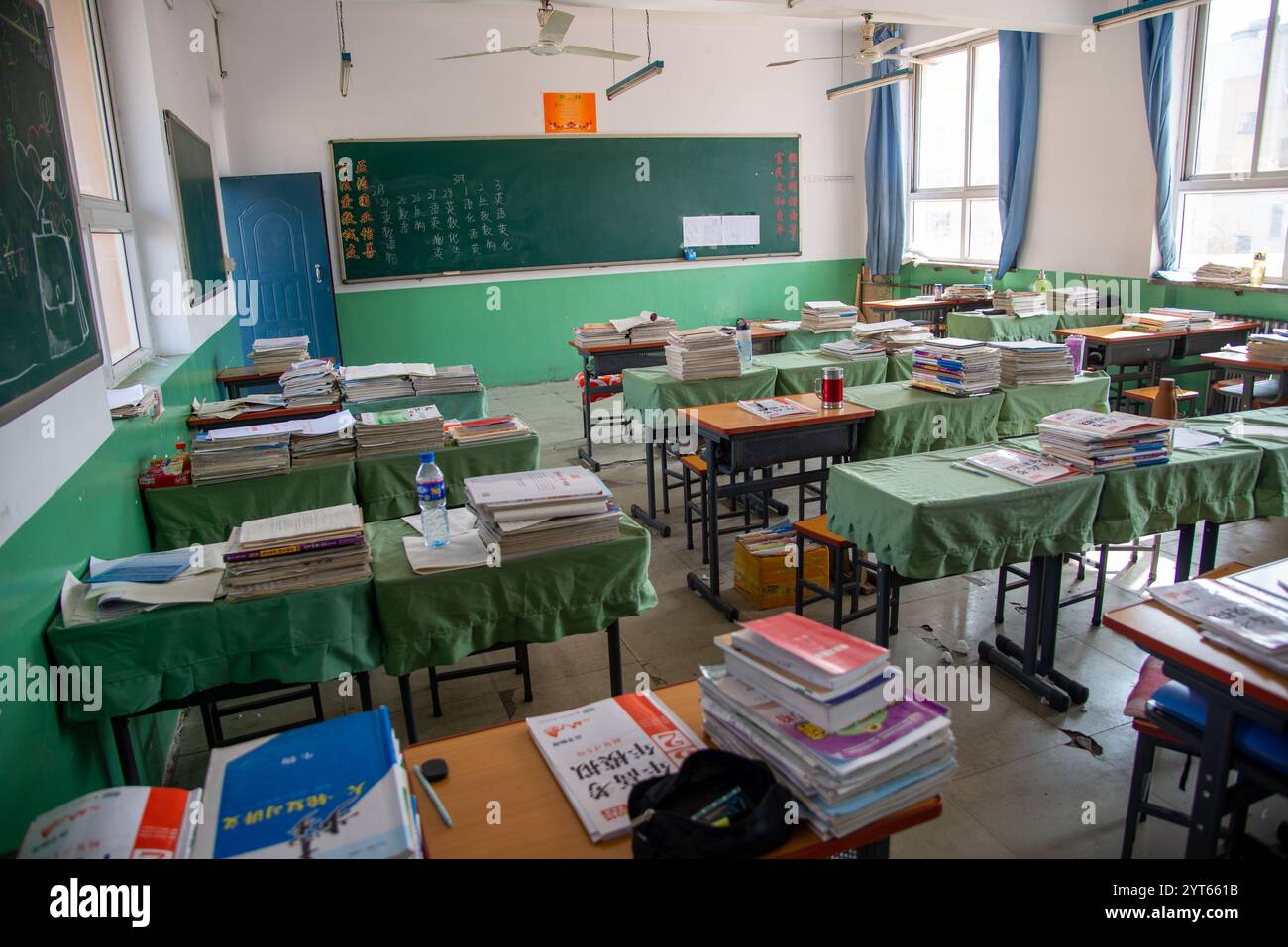 Classe cinese con scrivanie e libri alla scuola media di Zhaozhou, Cina Foto Stock