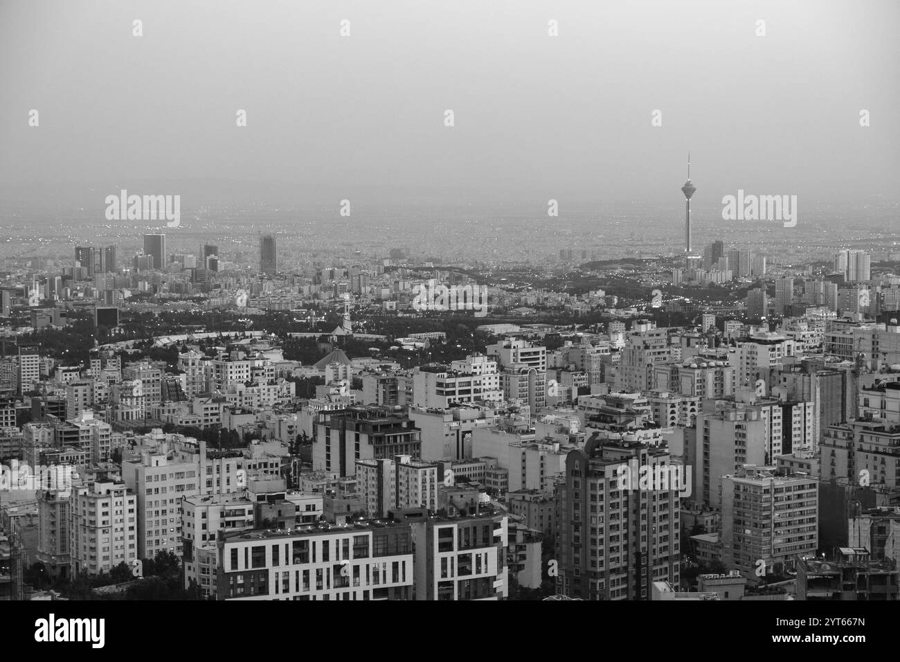 La vista della città di Teheran, la capitale dell'iran, con la Torre Milad e i grattacieli. Foto Stock
