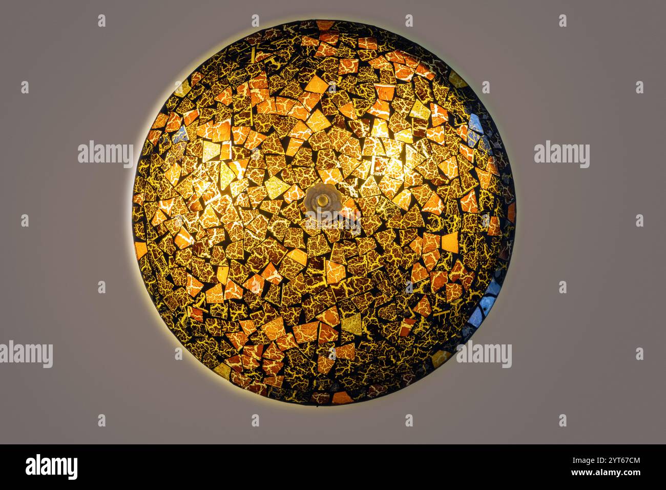 Luce decorativa brillante sul soffitto. Foto Stock