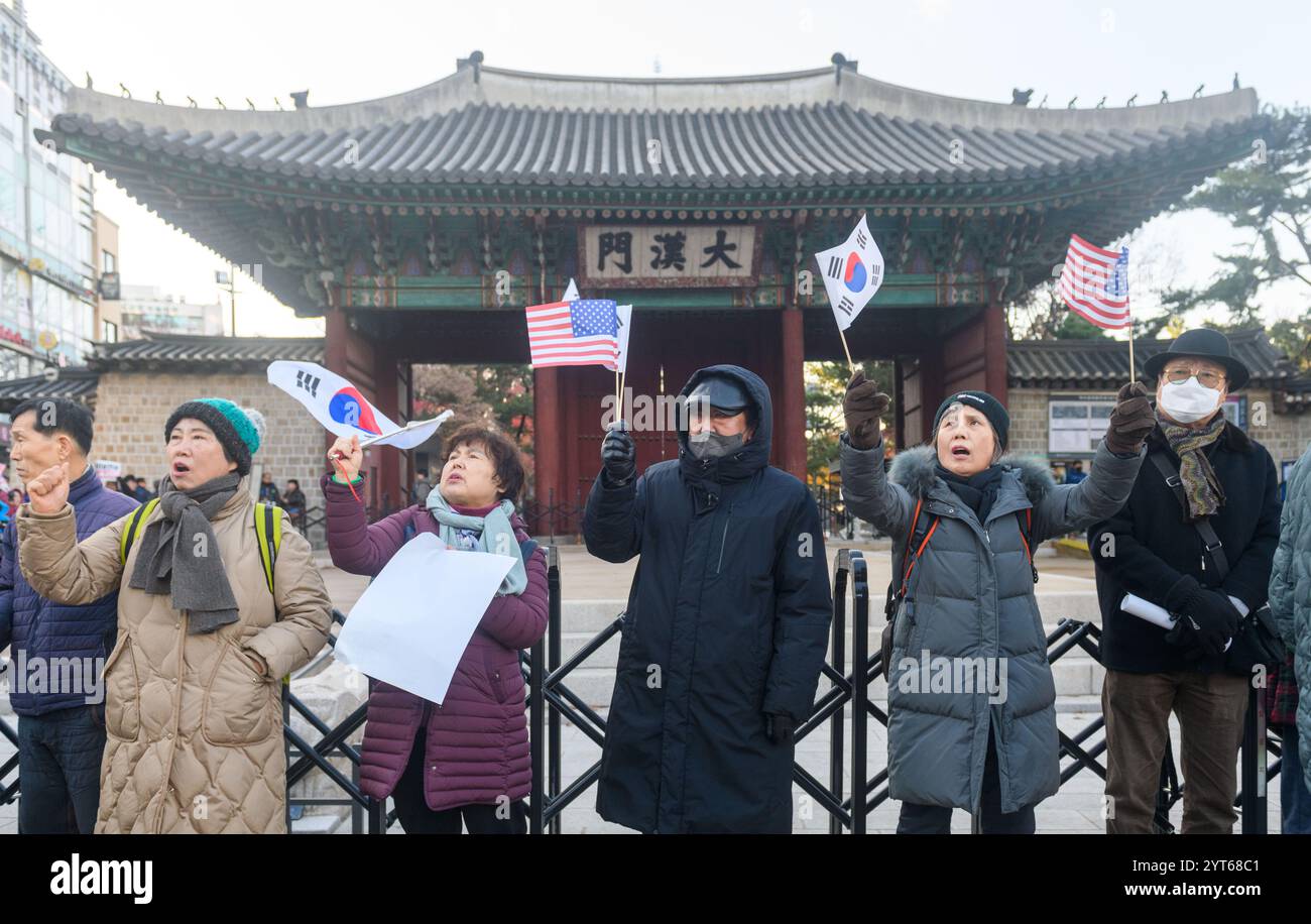 Seoul, Corea del Sud. 6 dicembre 2024. I manifestanti conservatori che sostengono il presidente sudcoreano Yoon Suk Yeol organizzano una manifestazione contro i membri del partito dell'opposizione a Seoul. (Foto di Kim Jae-Hwan/SOPA Images/Sipa USA) credito: SIPA USA/Alamy Live News Foto Stock