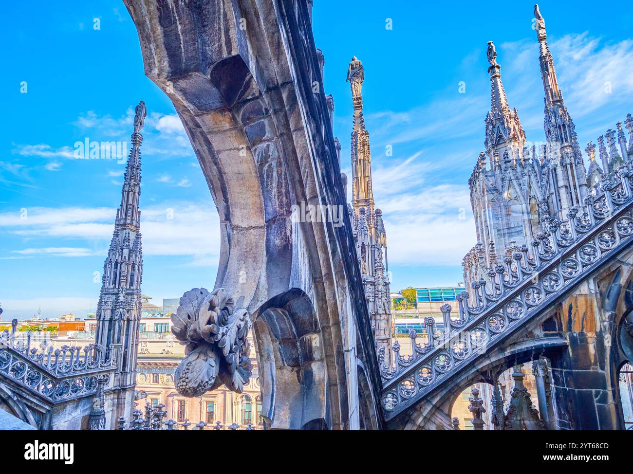 Duomo di Milano, un capolavoro gotico, adornato da intricate sculture, guglie ornate e intagli finemente dettagliati, che mostrano la sua architettura Foto Stock