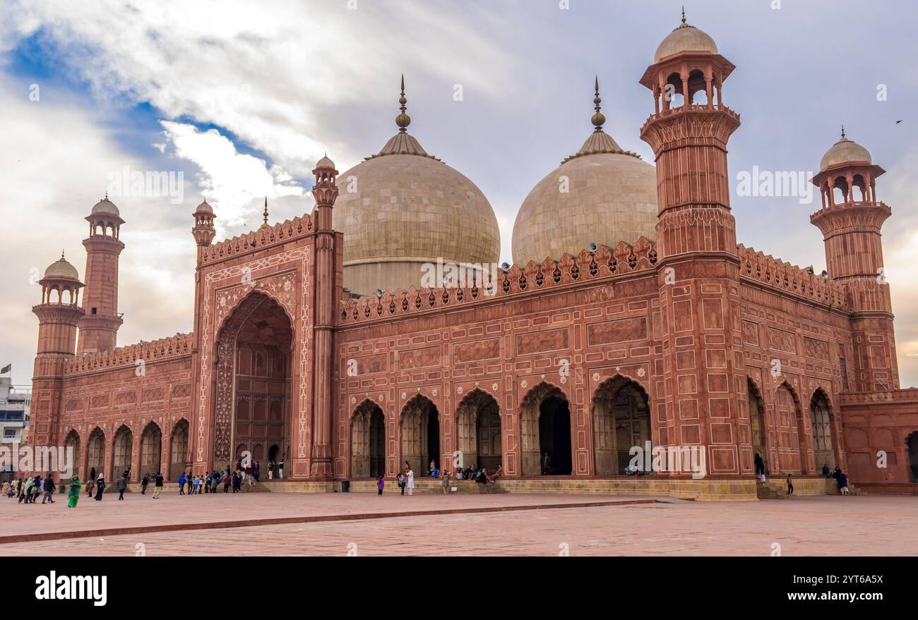 Moschea Badshahi: Una maestosa eredità moghul a Lahore Foto Stock